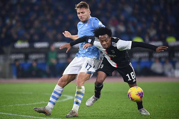 Pemain Juventus Juan Cuadrado (kanan) dan Pemain Lazio Ciro Immobile (7/12)