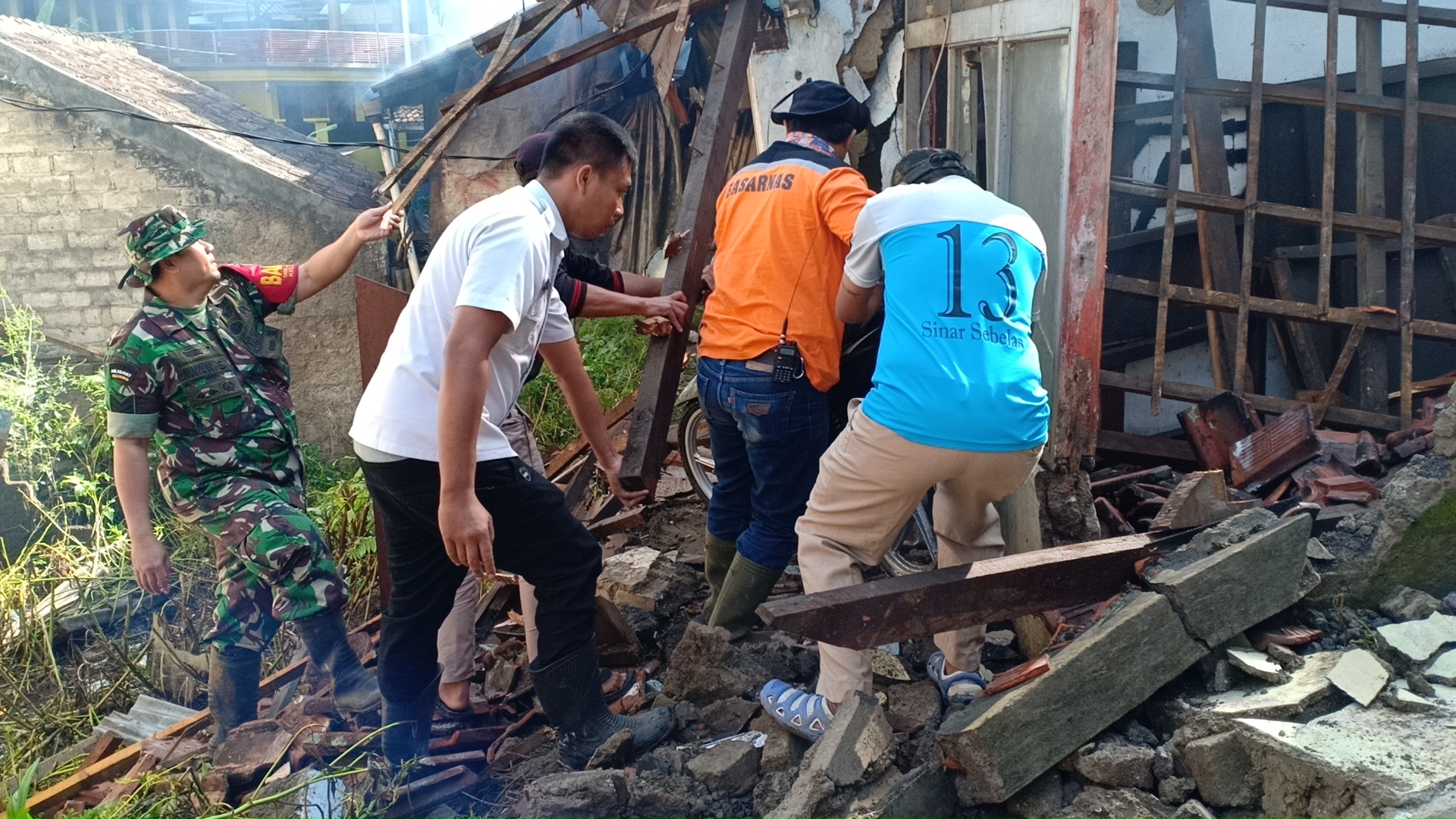 Satu rumah di Kampung Lebak Cihideung RT 2 RW 17 Desa Jayagiri, Kecamatan Lembang, Kabupaten Bandung Barat rusak parah akibat longsor.