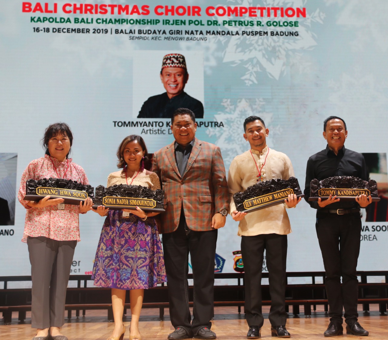 Kapolda Bali  Irjen Pol Petrus Reinahard Golose  (tengah) diapit juri dan  Presiden Direktur Bandung Choral Society, Tommyanto Kandisaputra 