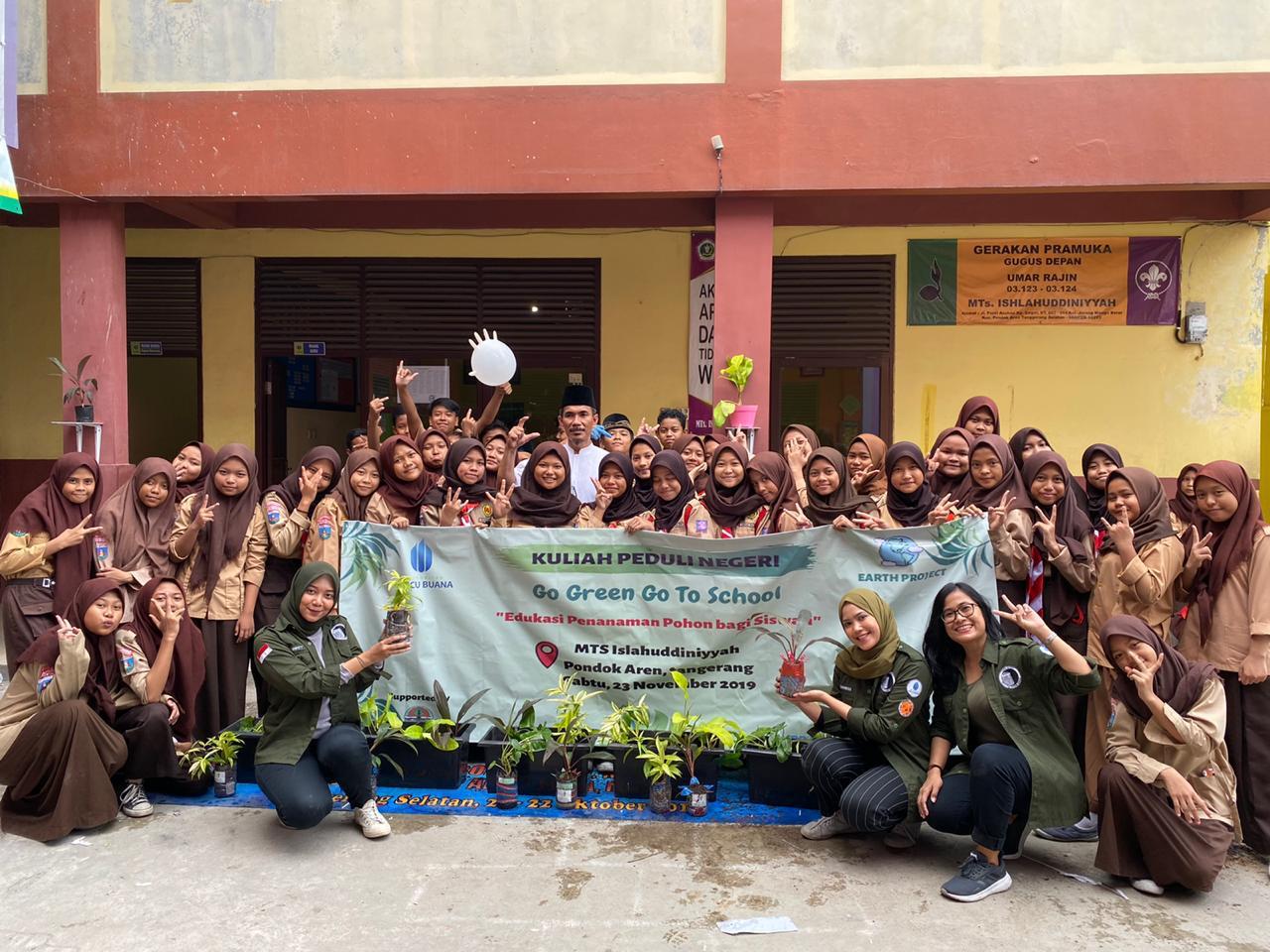 Sekelompok mahasiswa Universitas Mercu Buana Jakarta Program Studi Public Relations 2016 menjalankan program Kuliah Peduli Negeri.