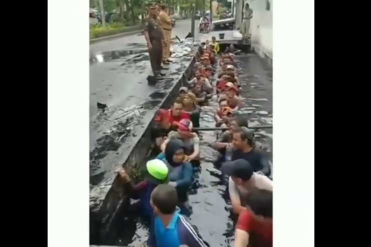 Kasus Tenaga Honorer Disuruh Masuk Got, Lurah Jelambar Dicopot