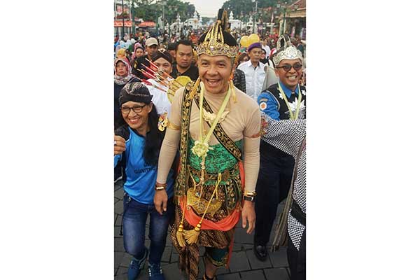 Gubernur Jateng Ganjar Pranowo (tengah) mengikuti Pawai Budaya Nitilaku Universitas Gadjah Mada (UGM) 2019