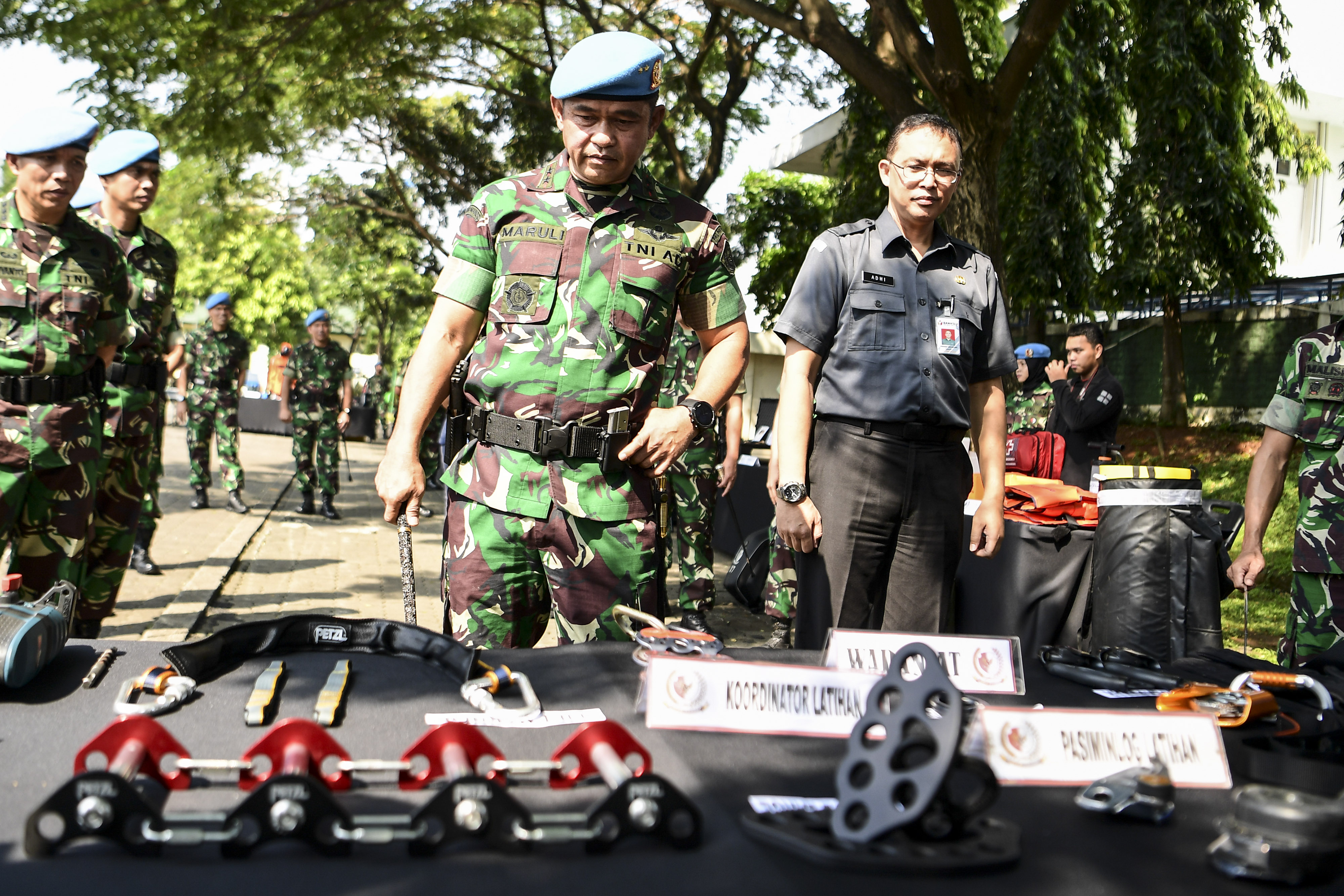  Komandan Pasukan Pengamanan Presiden (Danpaspampres) Mayjen TNI Maruli Simanjuntak (kiri) 