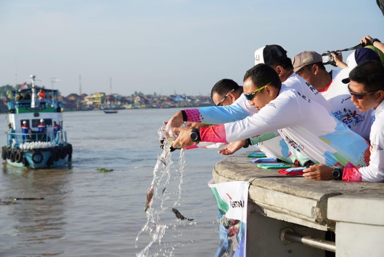 Untuk menjaga ekosistem ikan sungai, Pemda Sumatra Selatan Menebar puluhan ribu bibit  ekor ikan di sungai.