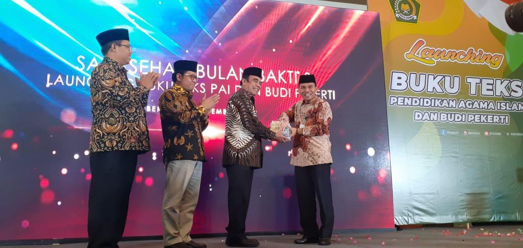Menteri Agama Fachrul Razi (kedua dari kanan) saat menghadiri Sarasehan Bulan Bakti dan Peluncuran Buku Teks PAI di Bekasi, Sabtu (14/12)