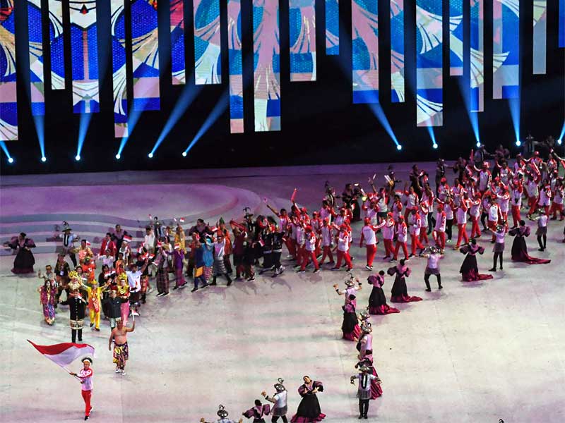 Kontingen Indonesia melakukan defi le dalam pembukaan SEA Games 2019 di Philippine Arena, Bulacan, Filipina, kemarin. 