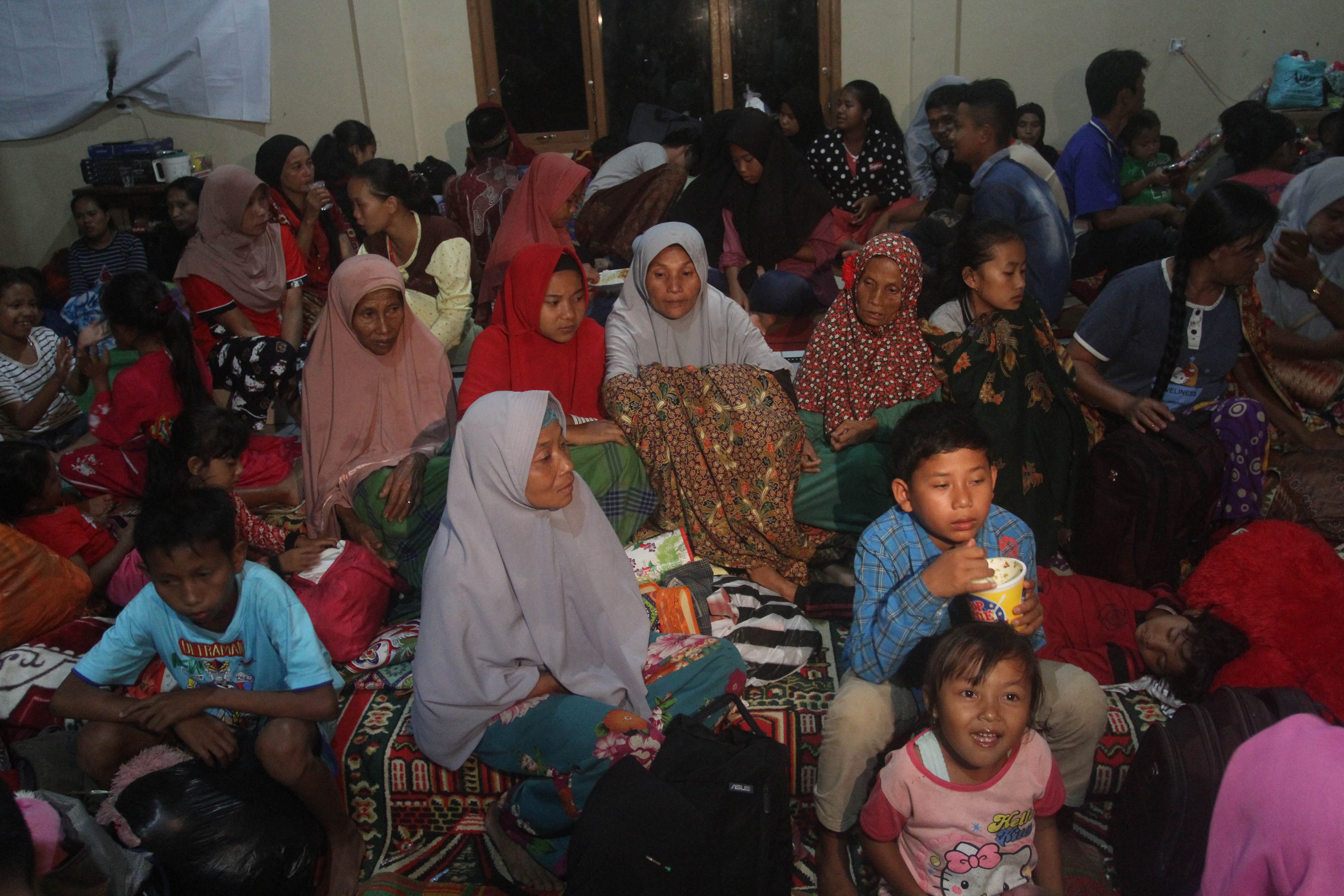 Sejumlah pengungsi korban banjir bandang berada di tempat pengungsian sementara di balai adat, Desa Pakan Rabaa Timur, Solok Selatan.