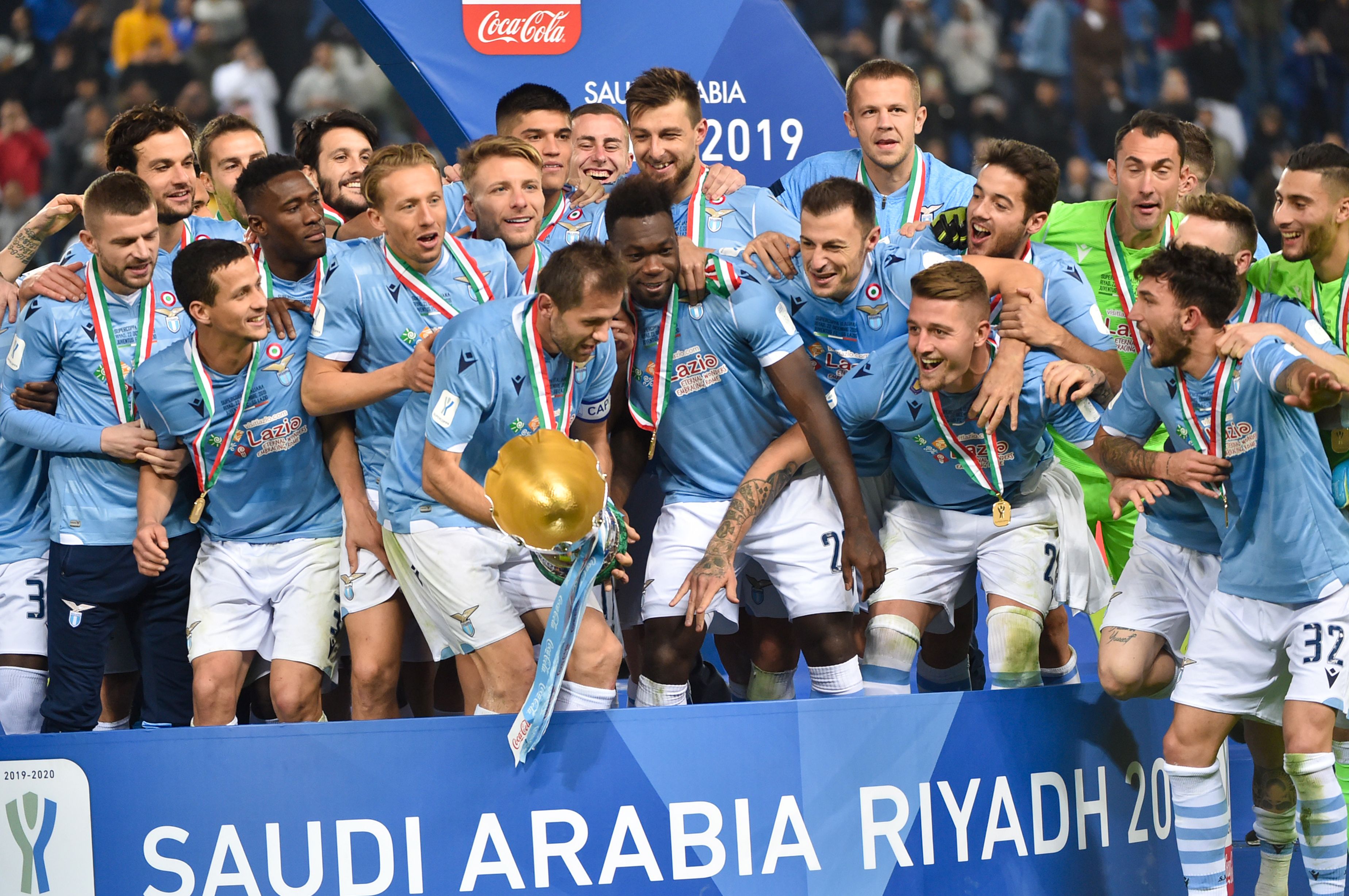 Para pemain Lazio merayakan kemenangan setelah memenangi Piala Super Italia (Super Coppa Italia) dengan mengalahkan Juventus 3-1