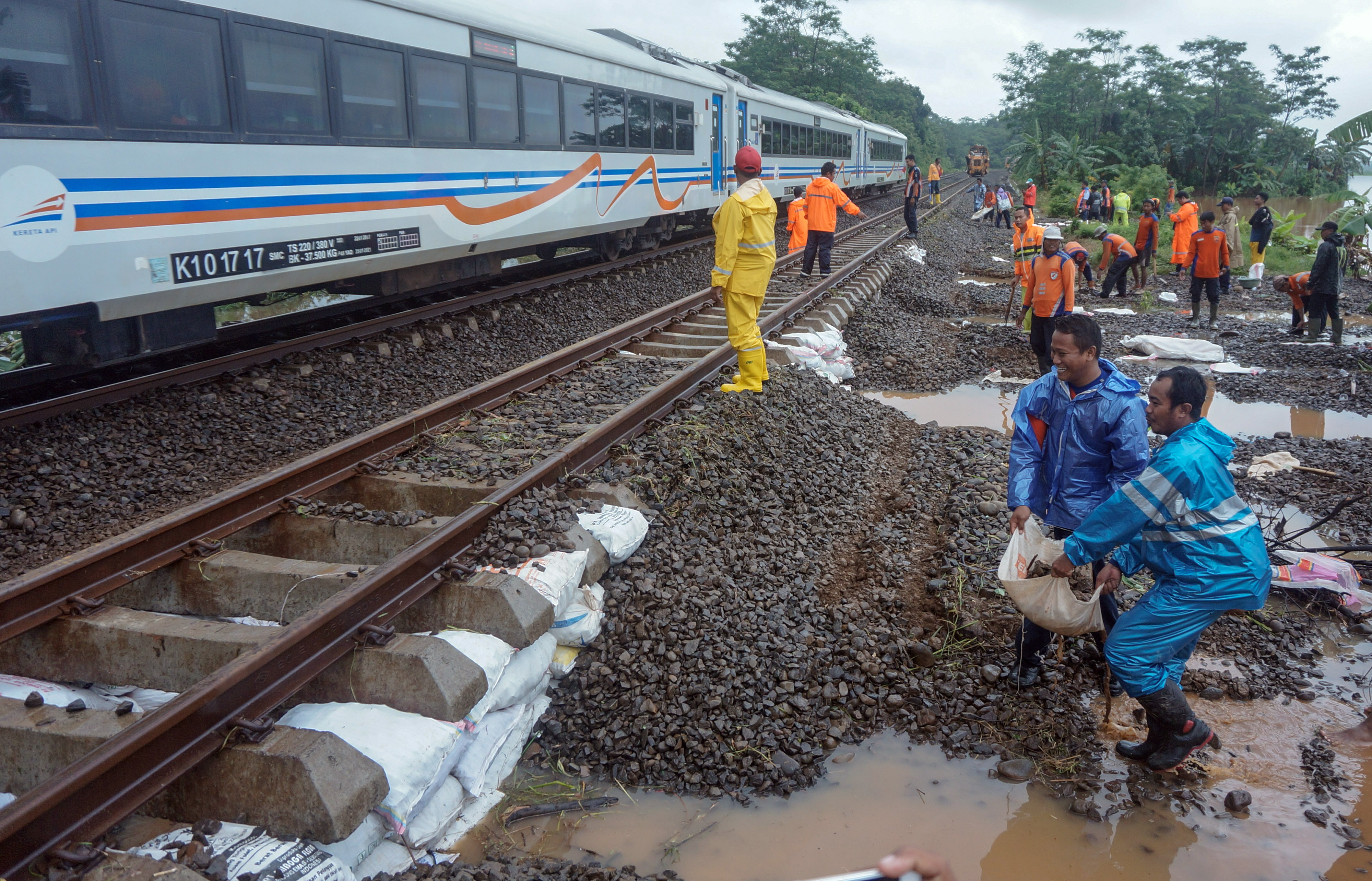 Jalur rel kereta api di Kabupaten Batang, Jawa Tengah rawan longsor saat memasuki musim hujan.