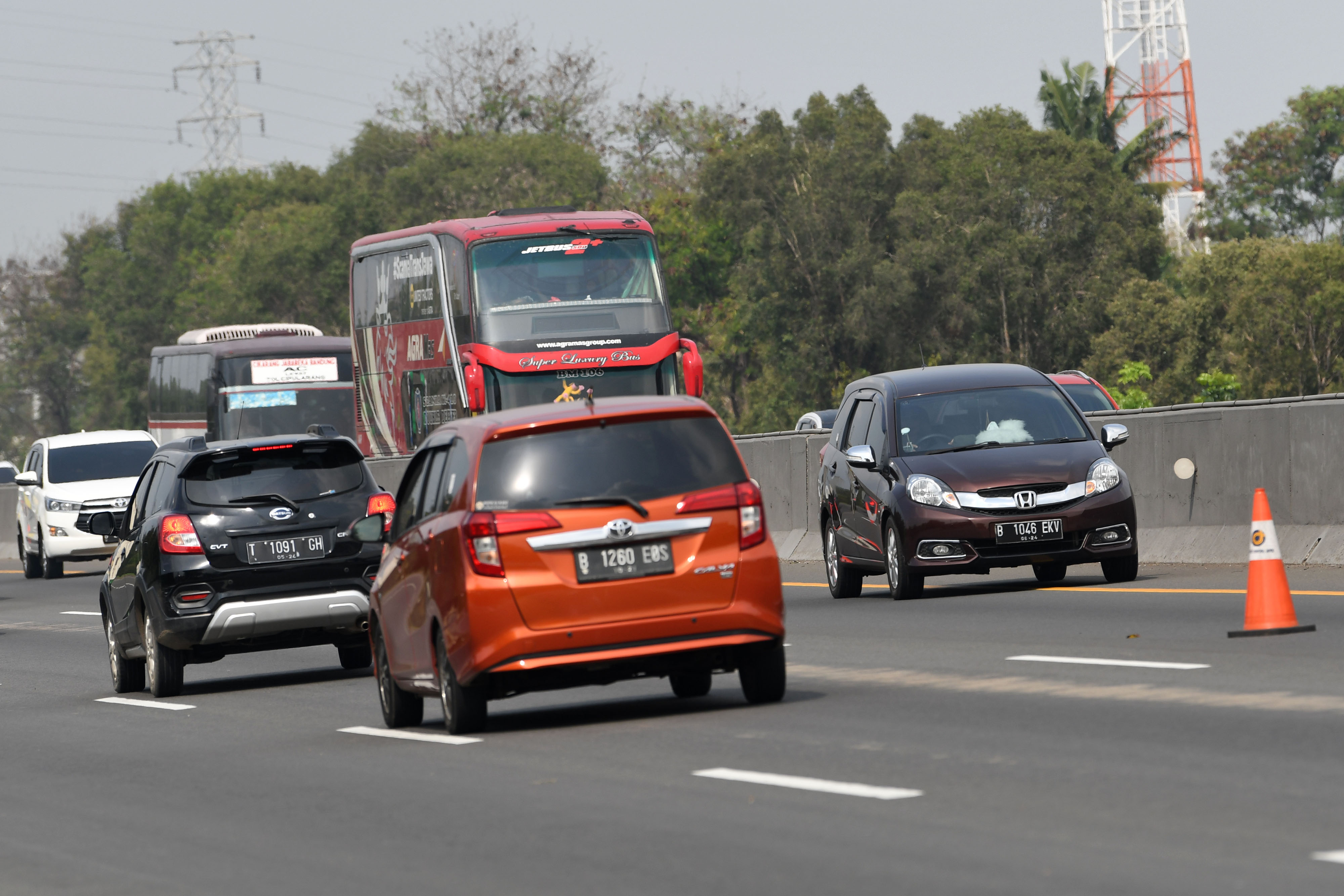 Sejumlah pengendara mobil (sisi kanan) melintas di jalur 'contraflow' Tol Jakarta-Cikampek.