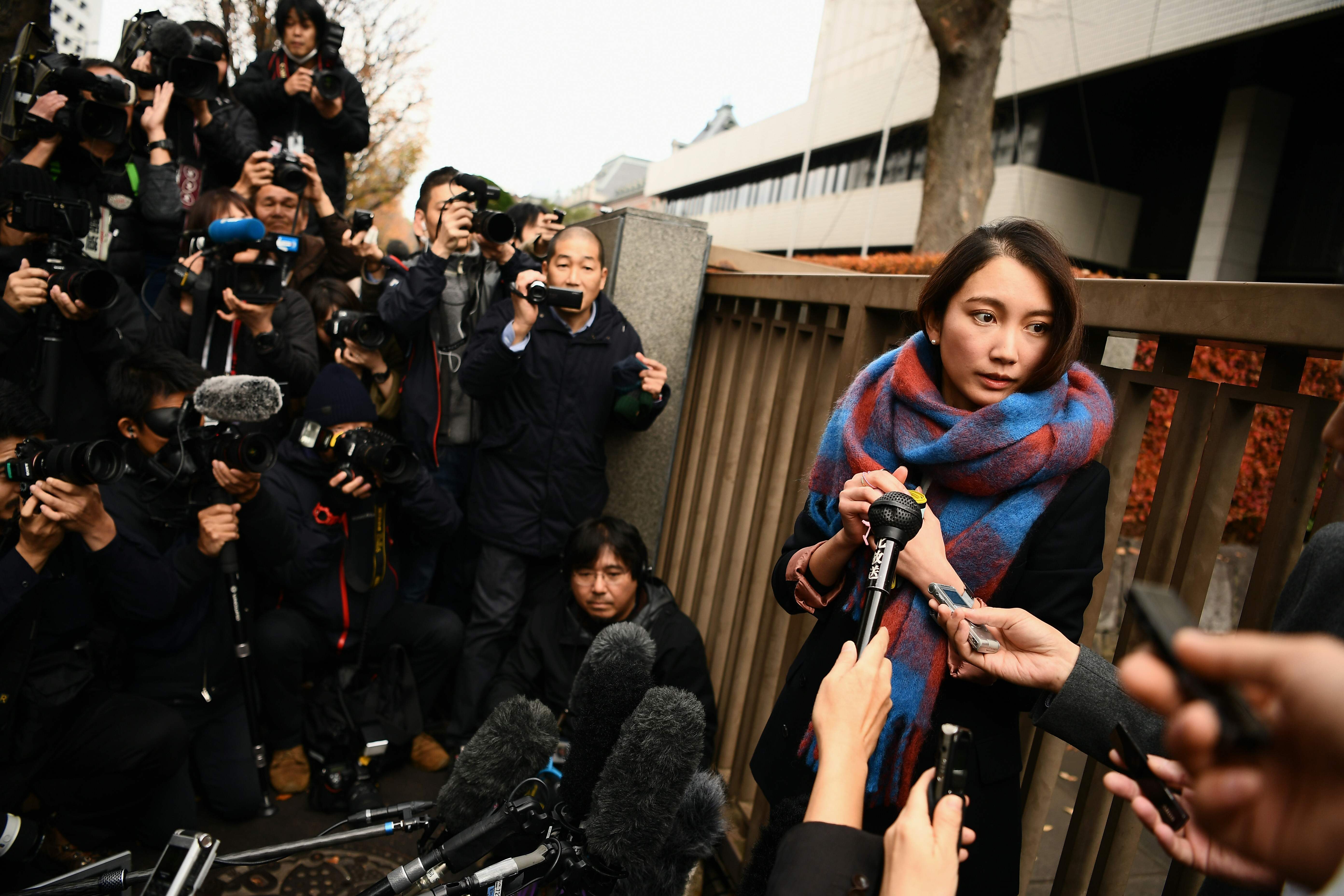 Jurnalis Jepang Shiori Ito diwawancarai para wartawan di luar pengadilan distrik di Tokyo, Jepang, Rabu (18/12).