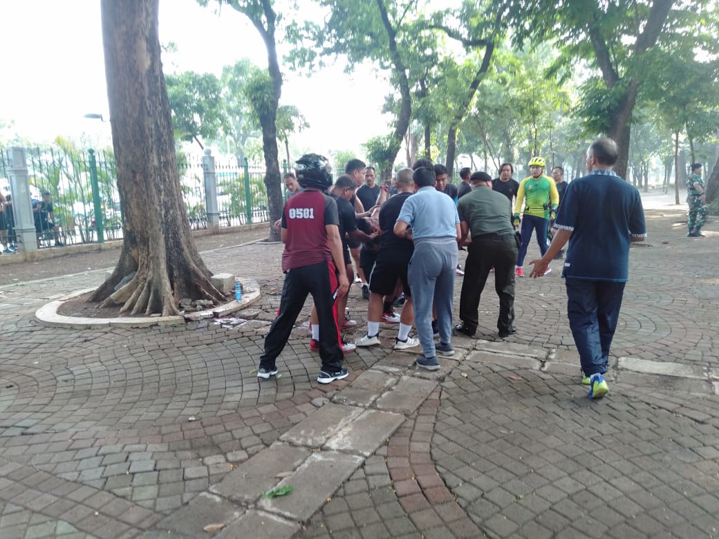 Sejumlah orang membawa seseorang yang menjadi korban ledakan di Monas