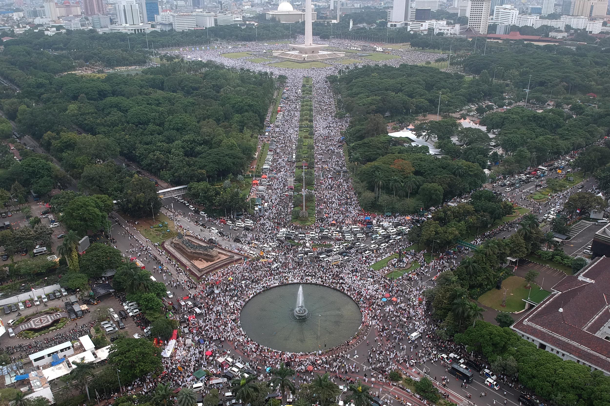 Ribuan umat Islam mengikuti acara Reuni Alumni 212 di kawasan Monas, Jakarta Pusat, Sabtu (2/12) di tahun 2017