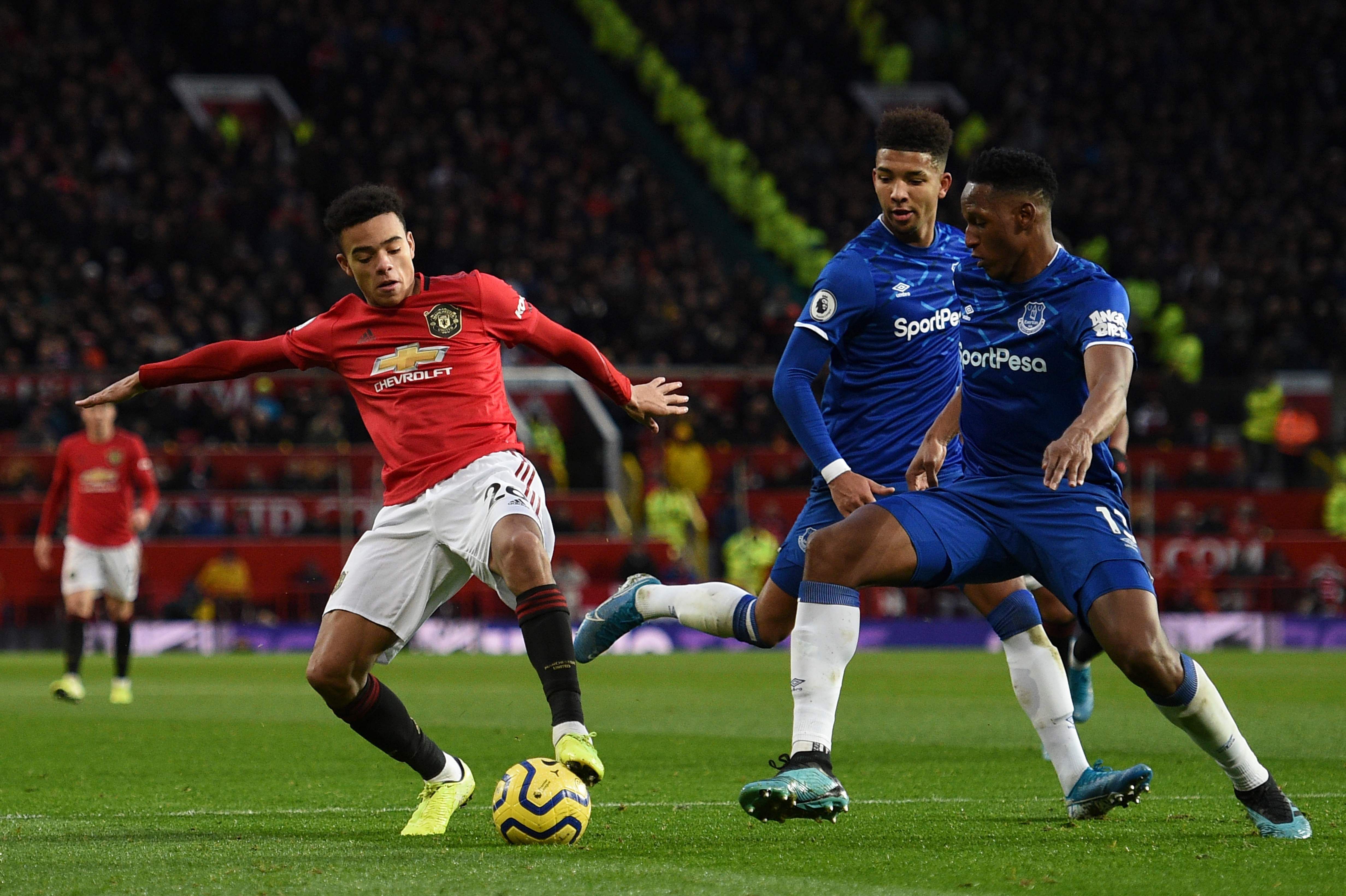 Penyerang Manchester United Mason Greenwood (kiri)