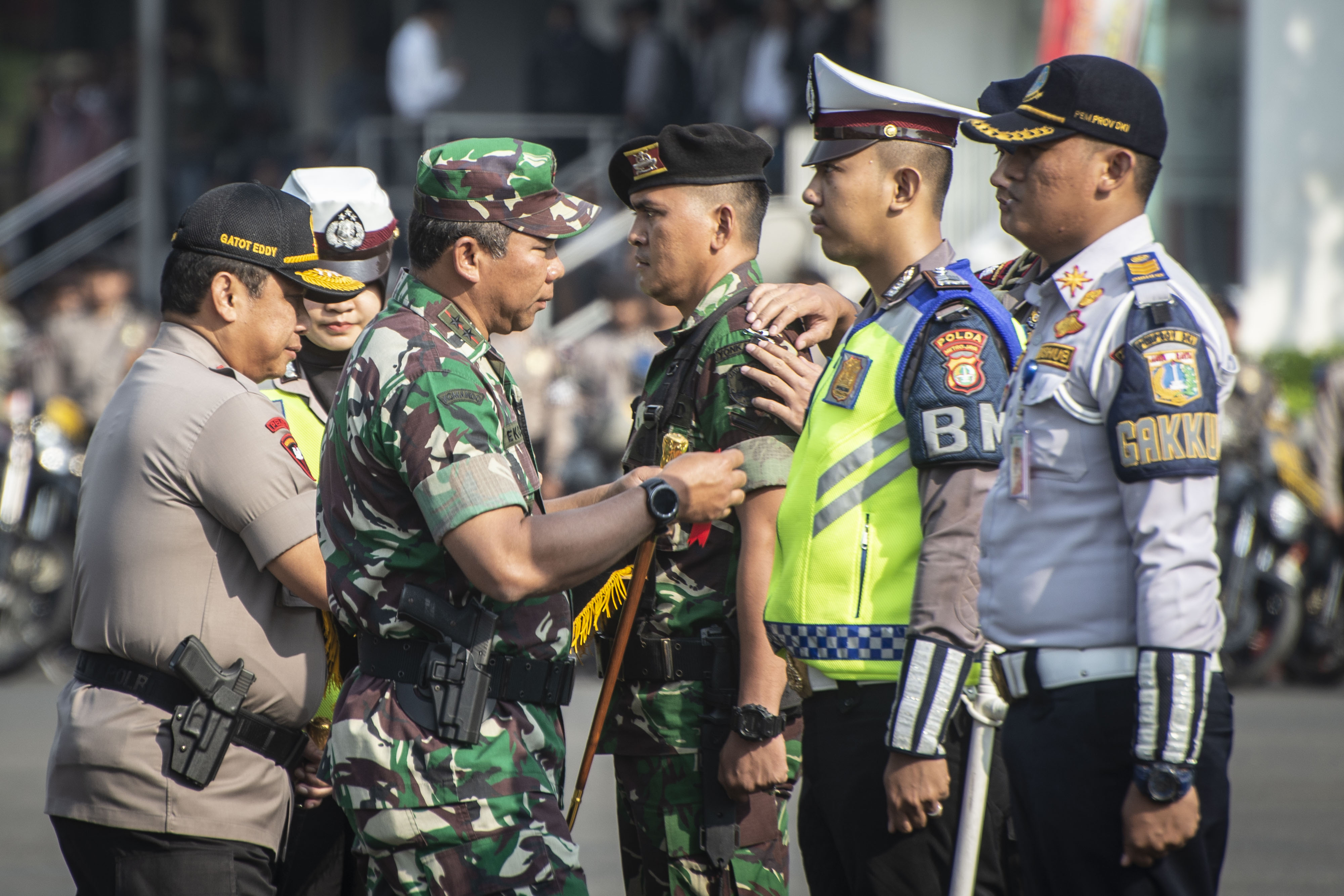 Kapolda Metro Jaya Irjen Pol Gatot Eddy Pramono (kiri) dan Pangdam Jaya Mayjen TNI Eko Margiyono (kedua kiri) gelar kesiapan Operasi Lilin. 