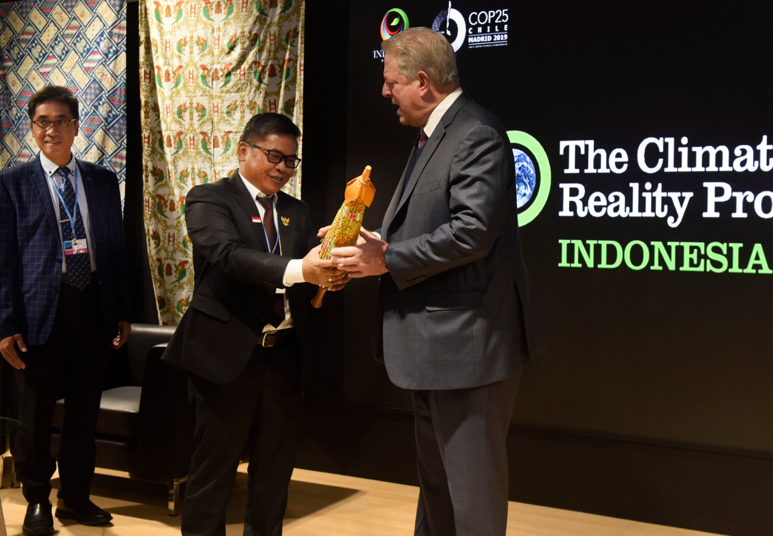  Alue Dohong (tengah) usai menyampaikan pidato di Paviliun Indonesia pada Konferensi Perubahan Iklim COP25 UNFCCC, Madrid, Spanyol, 