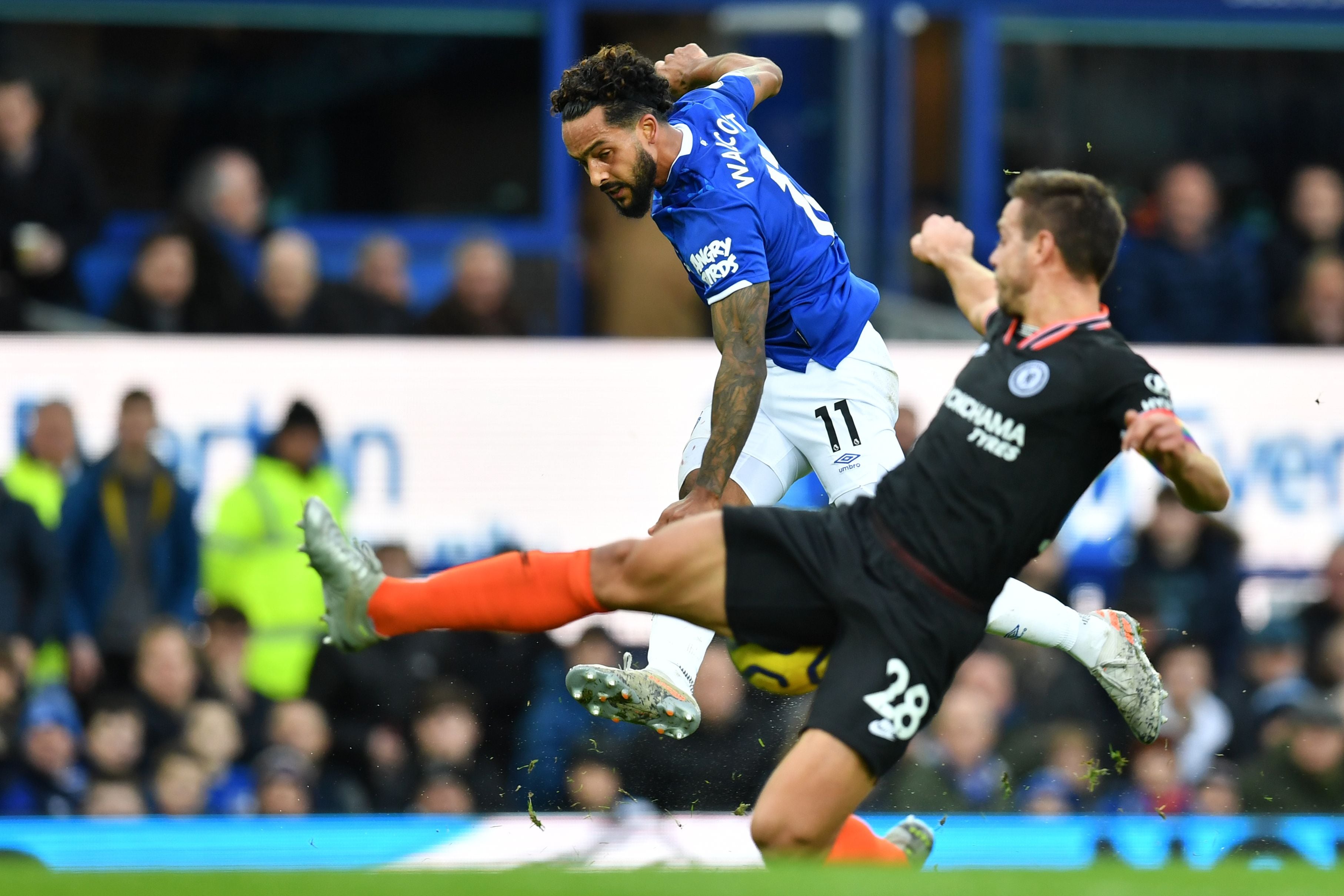 Bek Chelsea asal Spanyol Cesar Azpilicueta (R) memblok tembakan dari penyerang Everton asal Inggris Theo Walcott selama pertandingan 