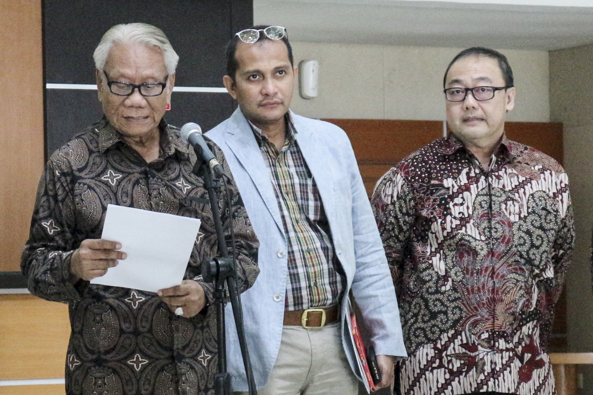  Ketua tim Pansel Calon Hakim Konstitusi Harjono (kiri) bersama anggota Edward Omar Sharif Hiariej (tengah) dan Alexander Lay