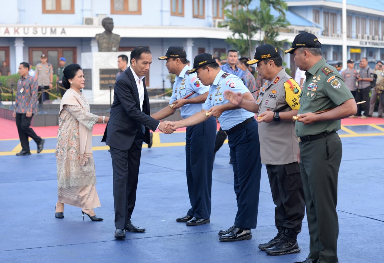 Presiden Joko Widodo dan Ibu Negara Iriana bertolak ke Jawa Timur dari Bandara Halim Perdana Kusuma