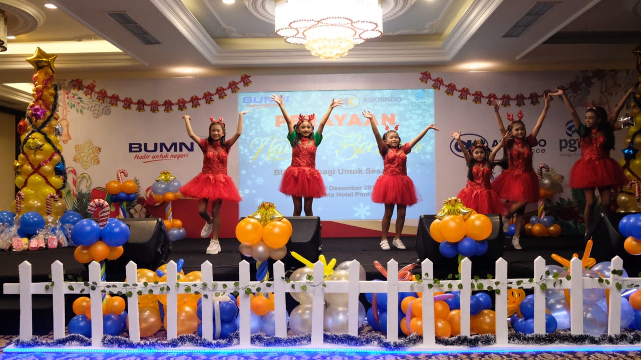 Sejumlah anak-anak sekolah merayakan Natal di Pontianak, Kalimantan Barat. 