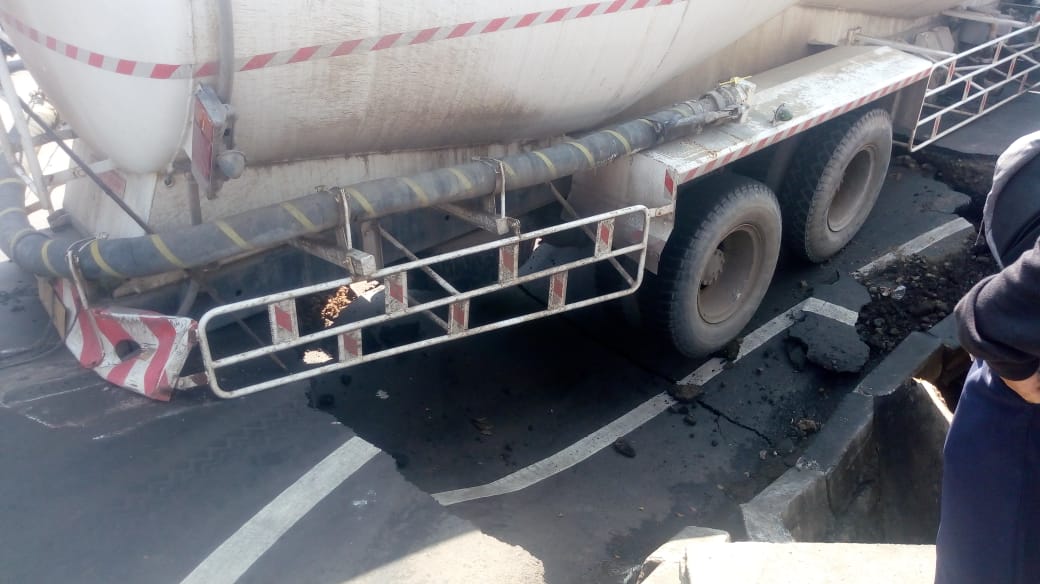 Gorong-gorong yang ambles akibat truk kelebihan beban