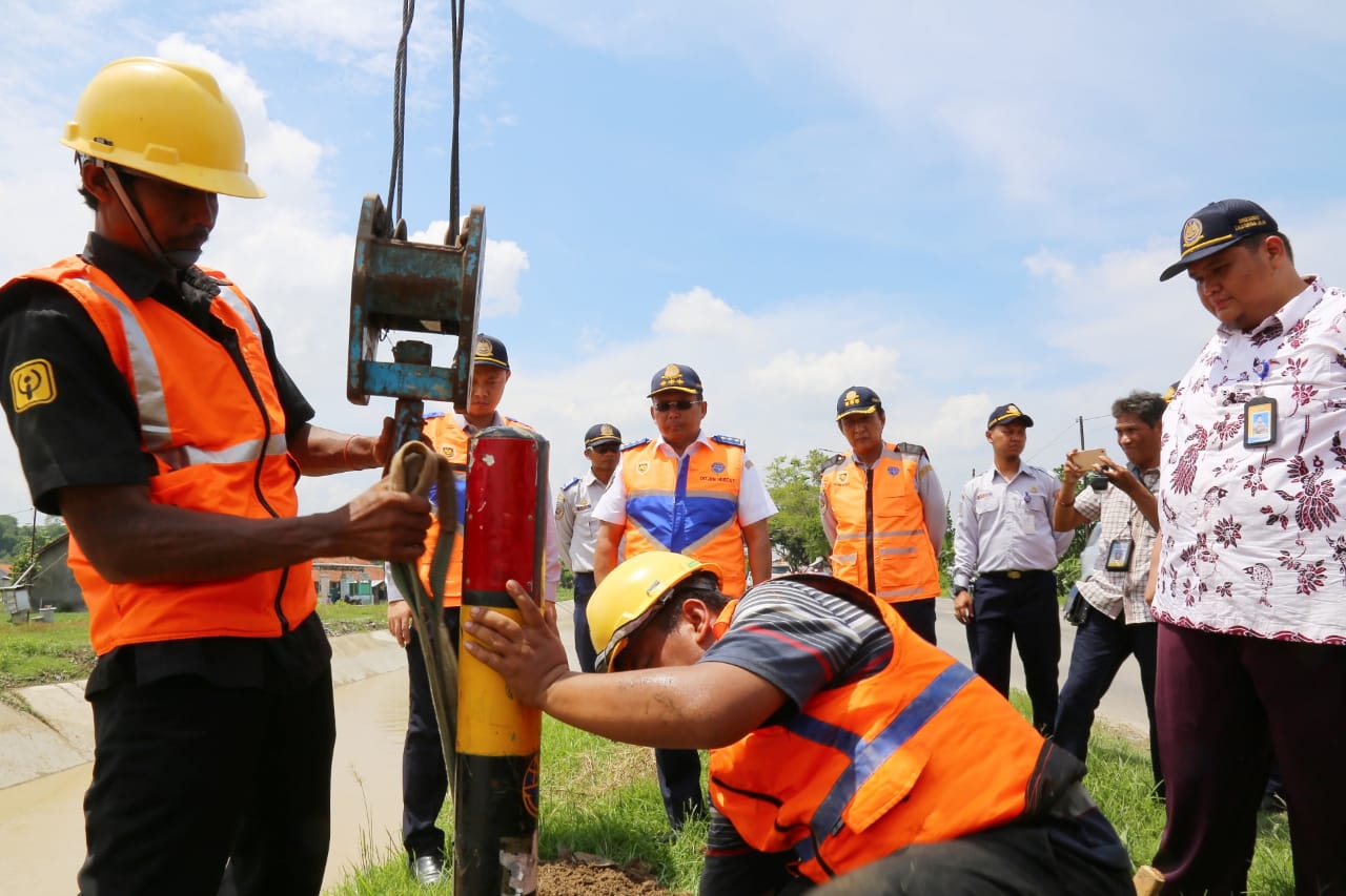 Dirjen Hubdat Budi Setiadi (berkacamata hitam) menyaksikan pemasangan rambu pembatas di jalur alternatif Pejagan-Purwokerto.