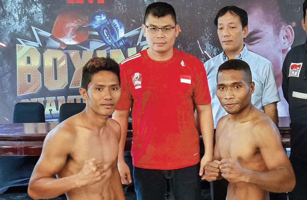 Petinju Waldo Sabu (kiri) dan Alpius Maufani (kanan) berpose bersama Chris John