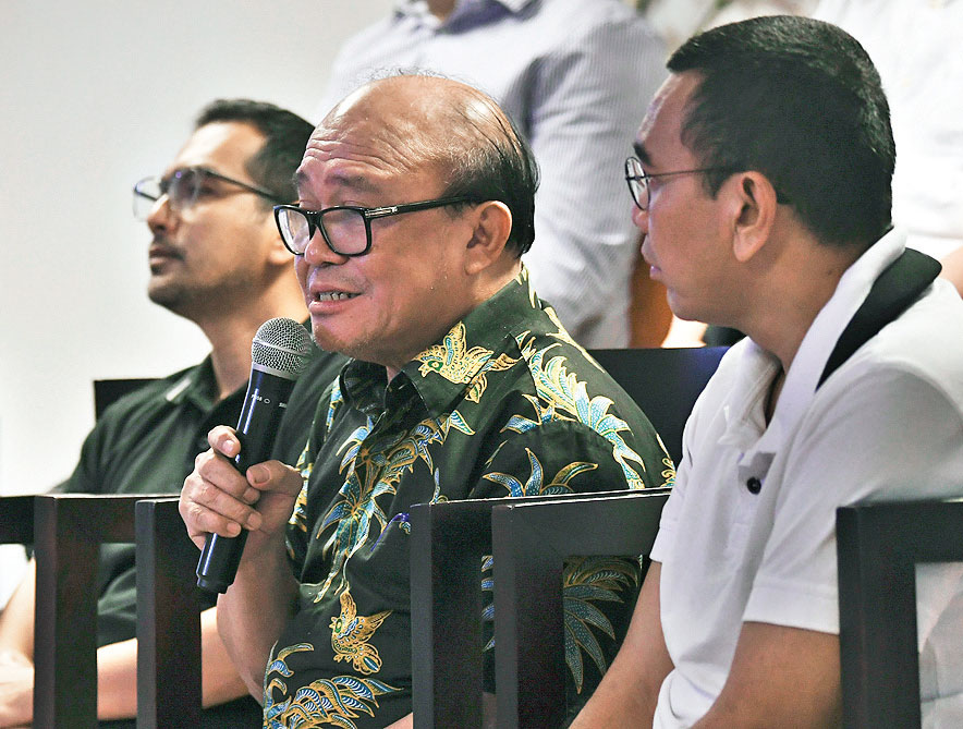 BERHENTIKAN DIREKSI: Komisaris Utama Garuda Indonesia Sahala Lumban Gaol (tengah), yang didampingi Plt Direktur Utama Fuad Rizal (kiri)  