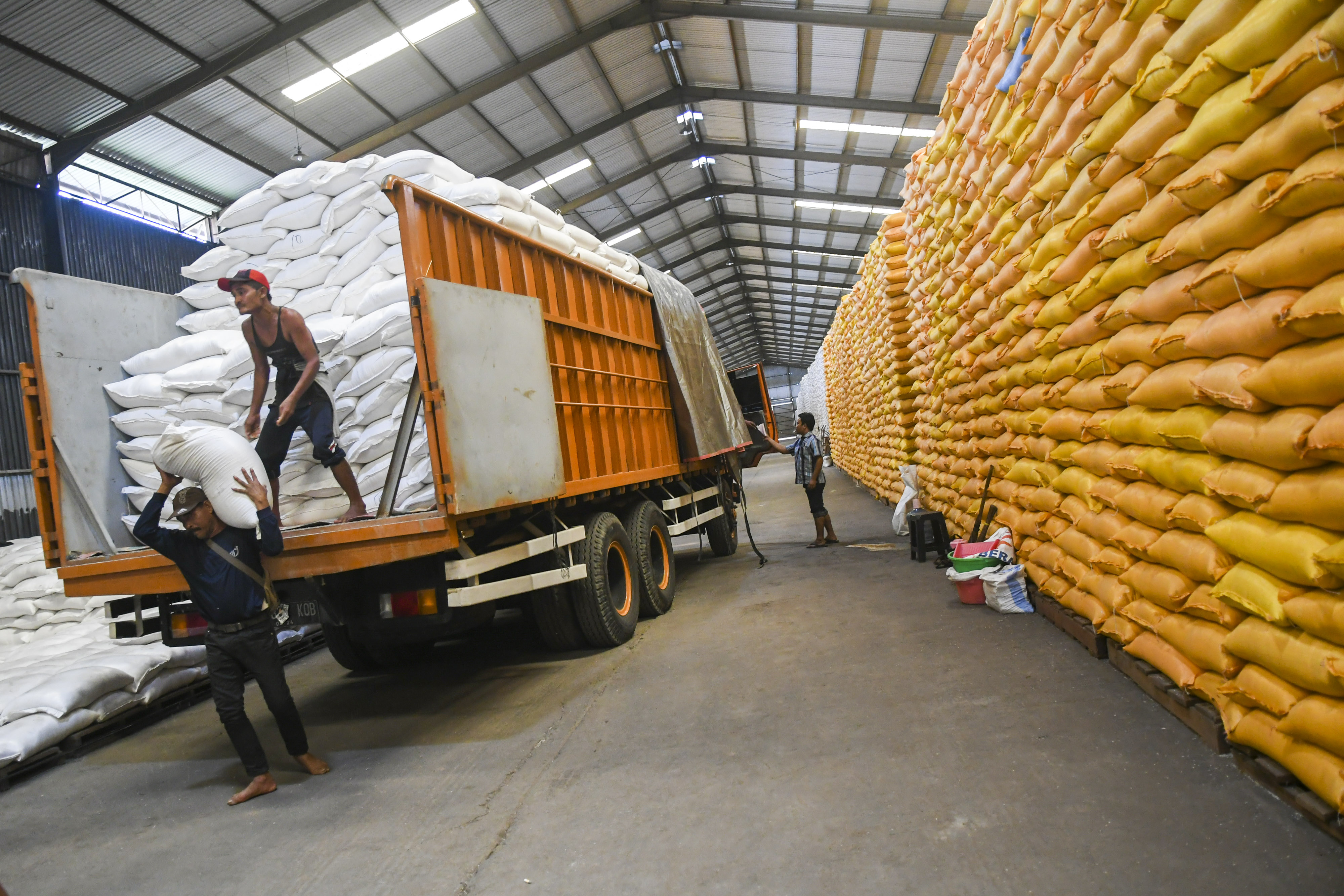 Tumpang Tindih Regulasi Akar Karut-marutnya Stok Beras Bulog