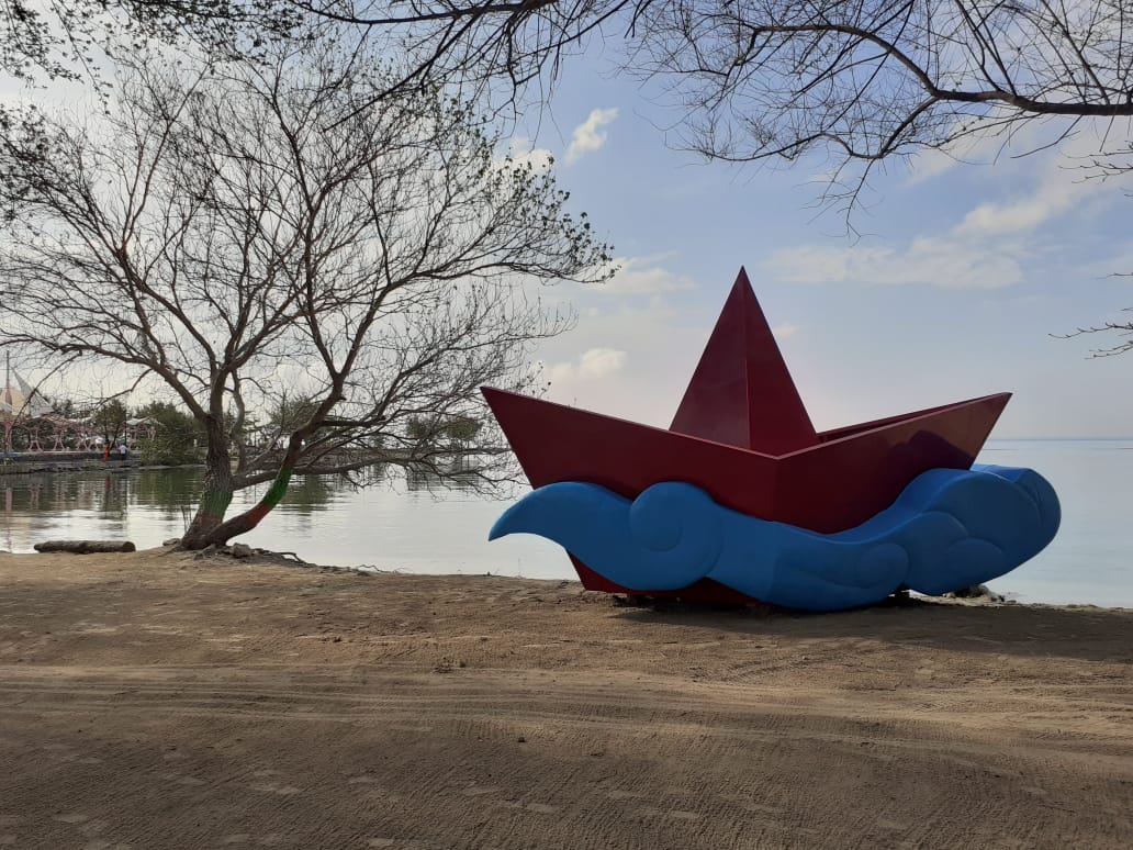 Instalasi Seni berbentuk perahu di Pulau Tidung, Kepulauan Seribu