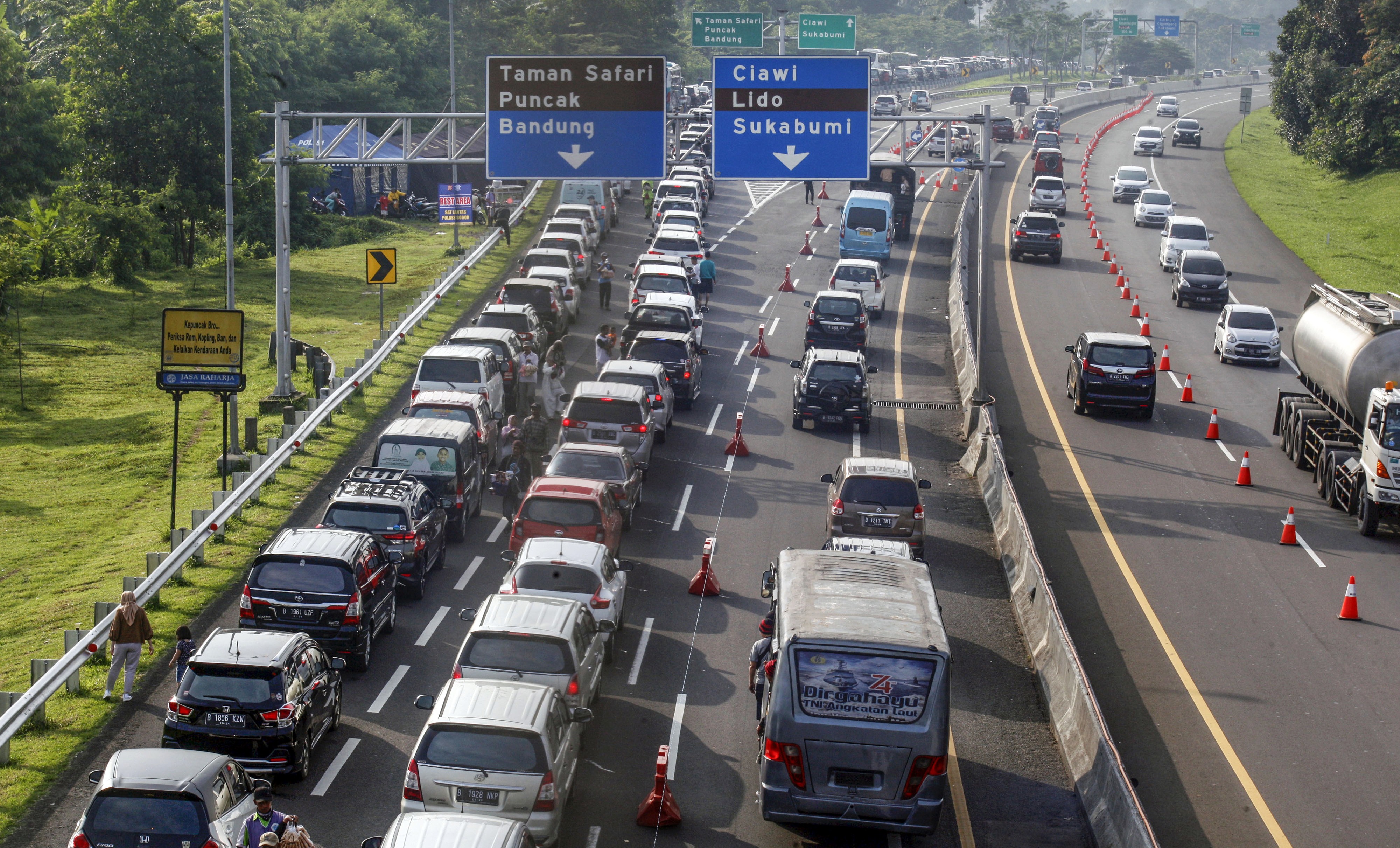 Sistem One Way di Puncak Diberlakukan Selama Liburan Nataru