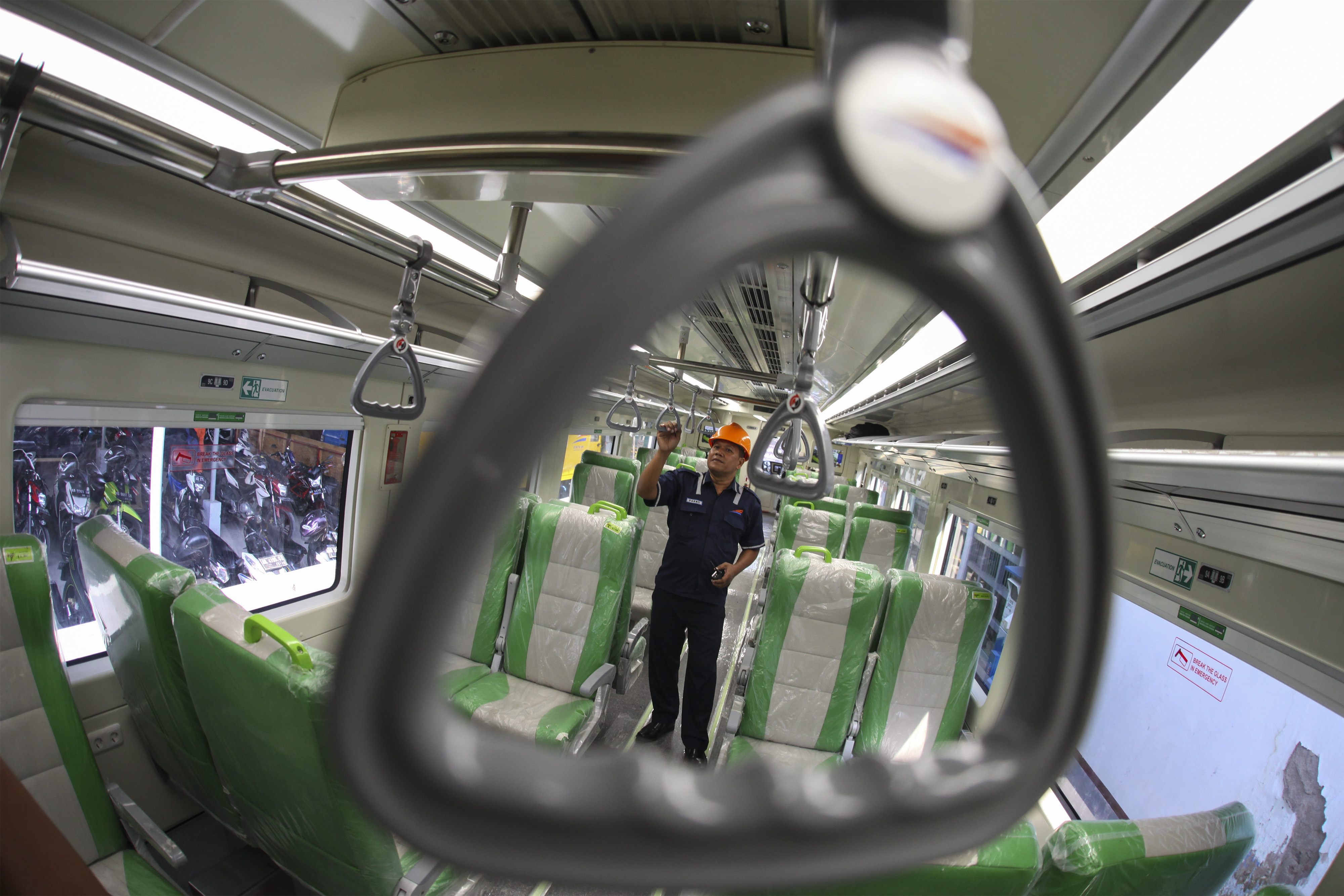 Kereta api bandara Adi Sumarmo mulai beroperasi hari ini dan digratiskan biaya tiket selama dua bulan. 