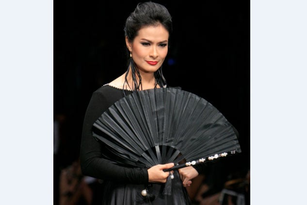 Penyanyi dangdut Iis Dahlia saat memperagakan busana rancangan Melly Goeslaw 