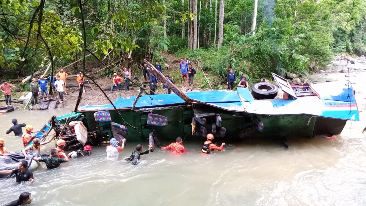 Bangkai bus Sriwijaya yang terapung di Sungai Lematang Pagaralam. Sebanyak 35 orang tewas dalam kecelakaan tunggal itu. 
