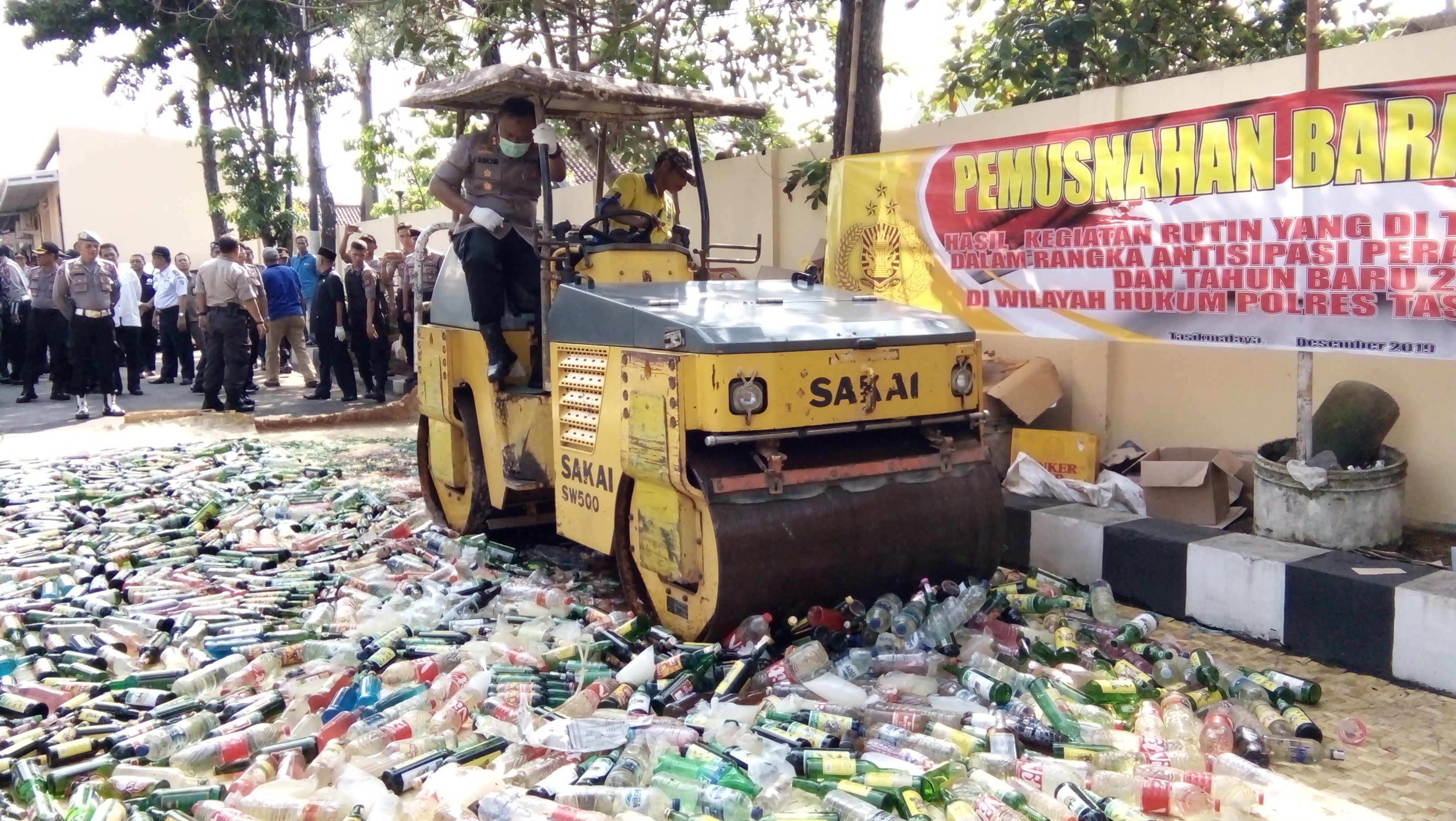 Pemusnahan miras dilakukan di halaman Mapolres Tasikmalaya, Kamis (19/12/2019).