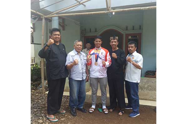 Muhammad Taufik (berkalung medali) didampingi para pengurus KONI Kabupaten Tasikmalaya.