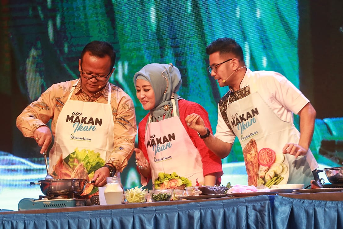 Menteri KKP Edhy Prabowo (kiri) saat menunjukkan kebolehannya memasak pada acara Indonesia Seafood Expo 2019 di JCC, Sabtu (14/12).