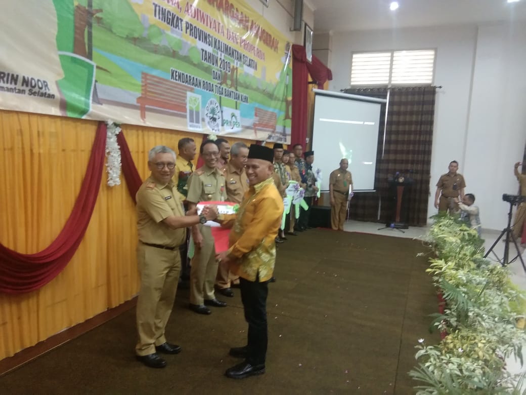  Bupati Hulu Sungai Utara, Abdul Wahid , Kalimantan Selatan mencanangkan program  Amuntai Barasih, Selasa (31/12/2019)