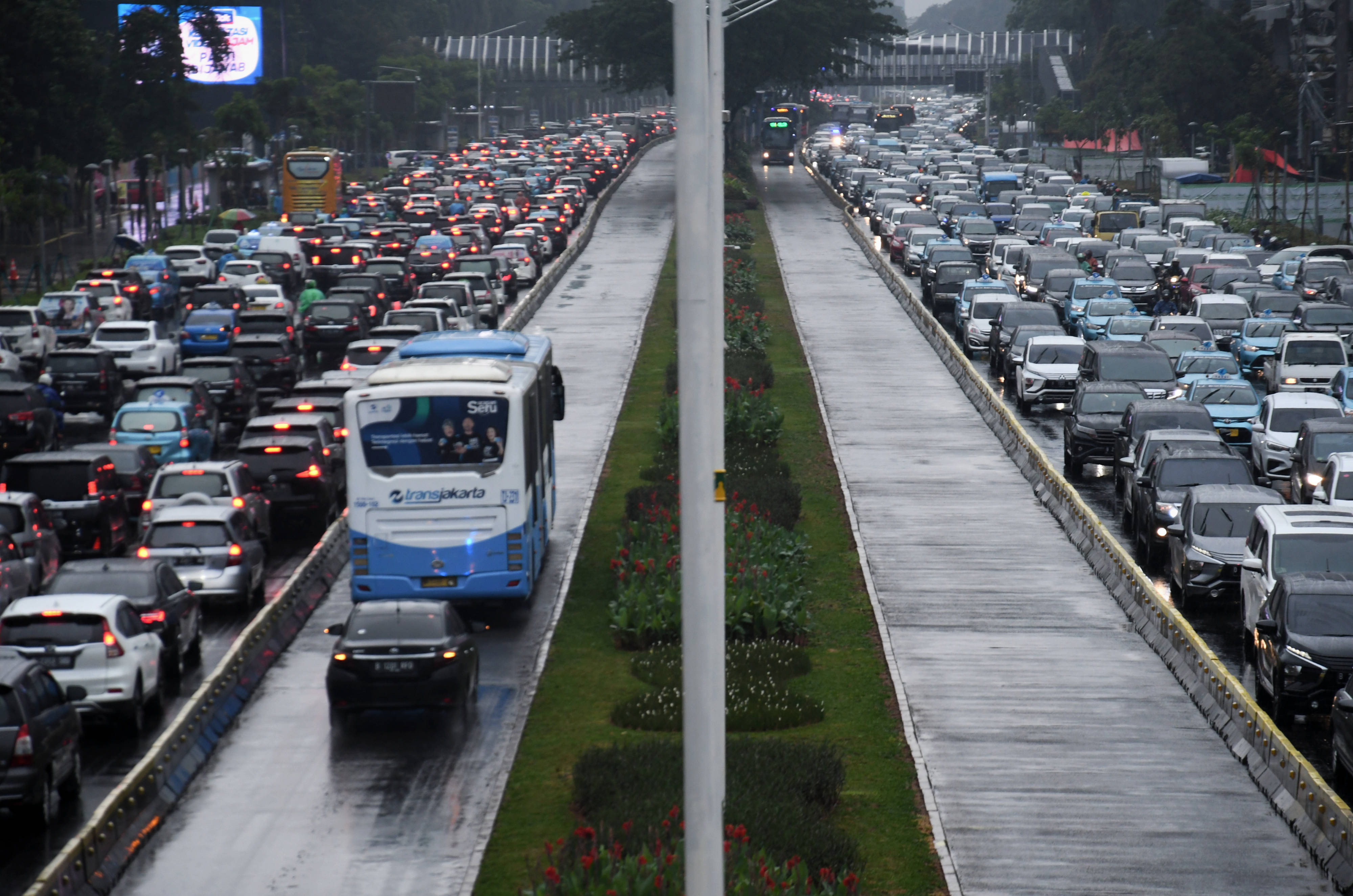 MACET IBUKOTA AKIBAT DIGUYUR HUJAN: Kemacetan panjang terjadi di dua ruas jalan Jenderal Sudirman, Senayan, Jakarta, Selasa (17/12)