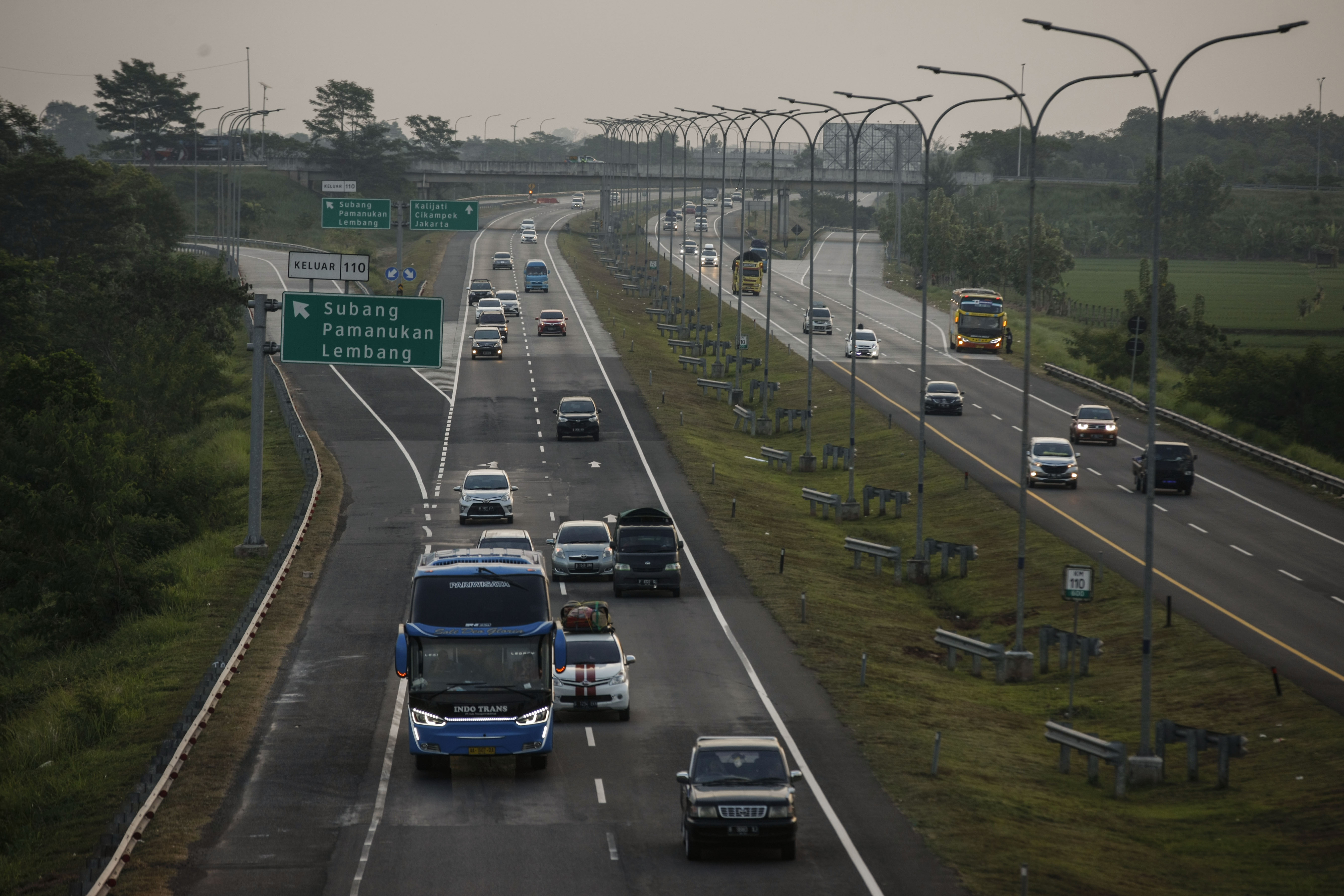 Kendaraan yang melintas tol Cipali, Kawasan Subang, Jawa Barat.