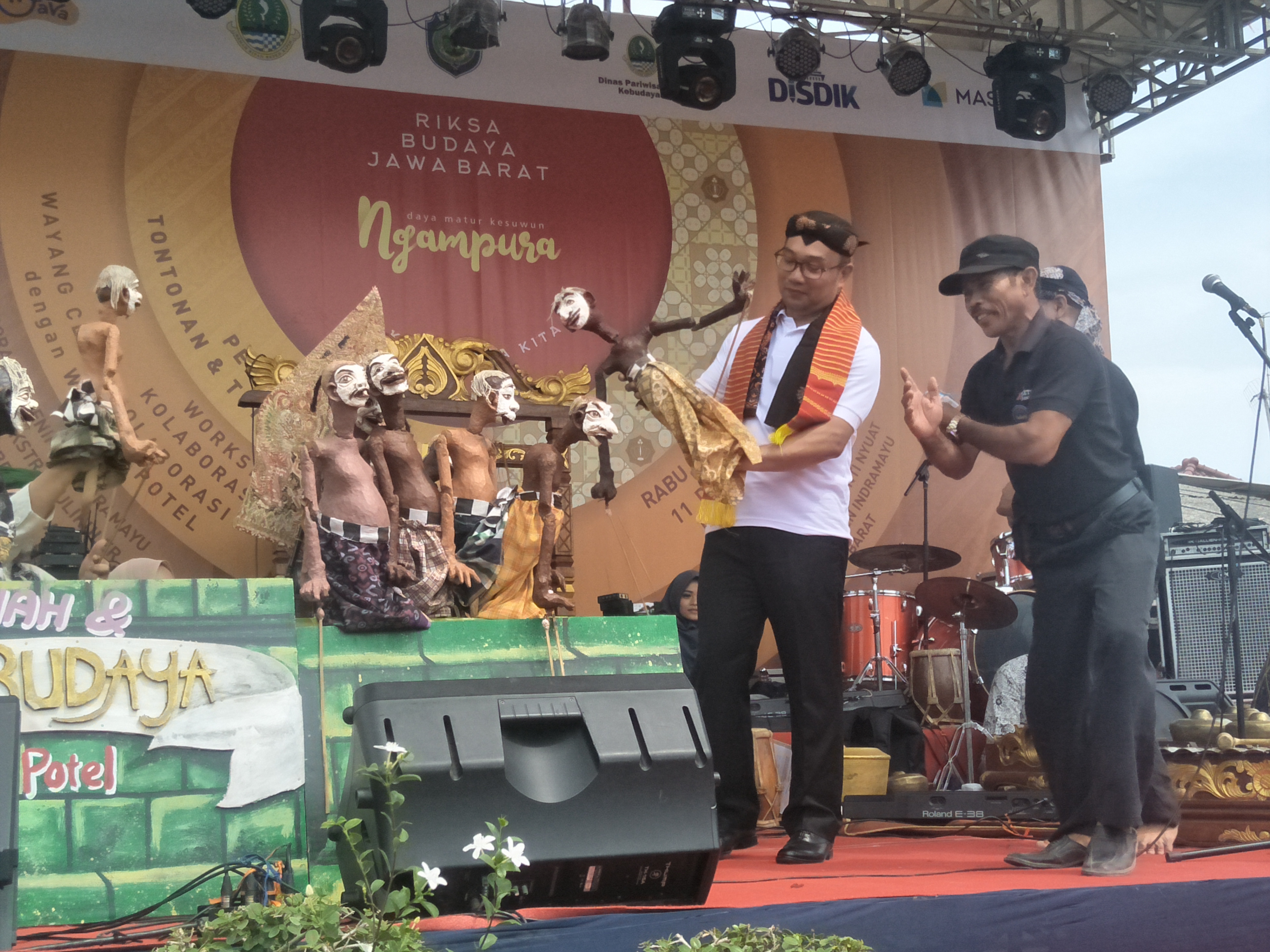 Gubernur Jabar Ridwan Kamil saat membuka gelaran Riksa Budaya Jawa Barat di Indramayu, Rabu (11/12).