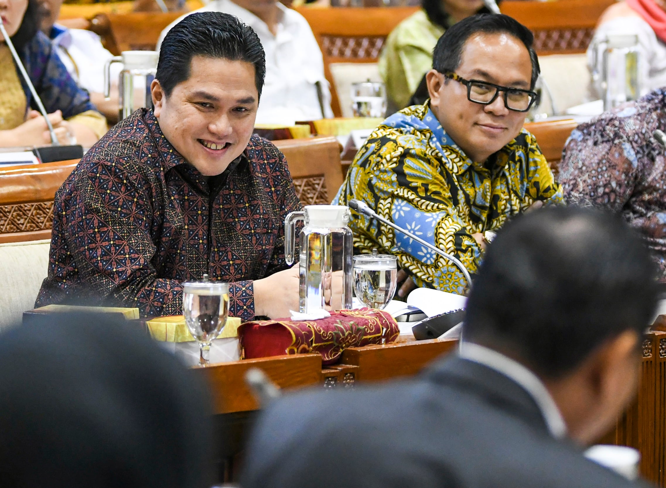 Menteri Badan Usaha Milik Negara (BUMN) Erick Thohir (depan kiri) bersama Wakil Menteri BUMN Kartika Wirjoatmodjo (depan tengah)