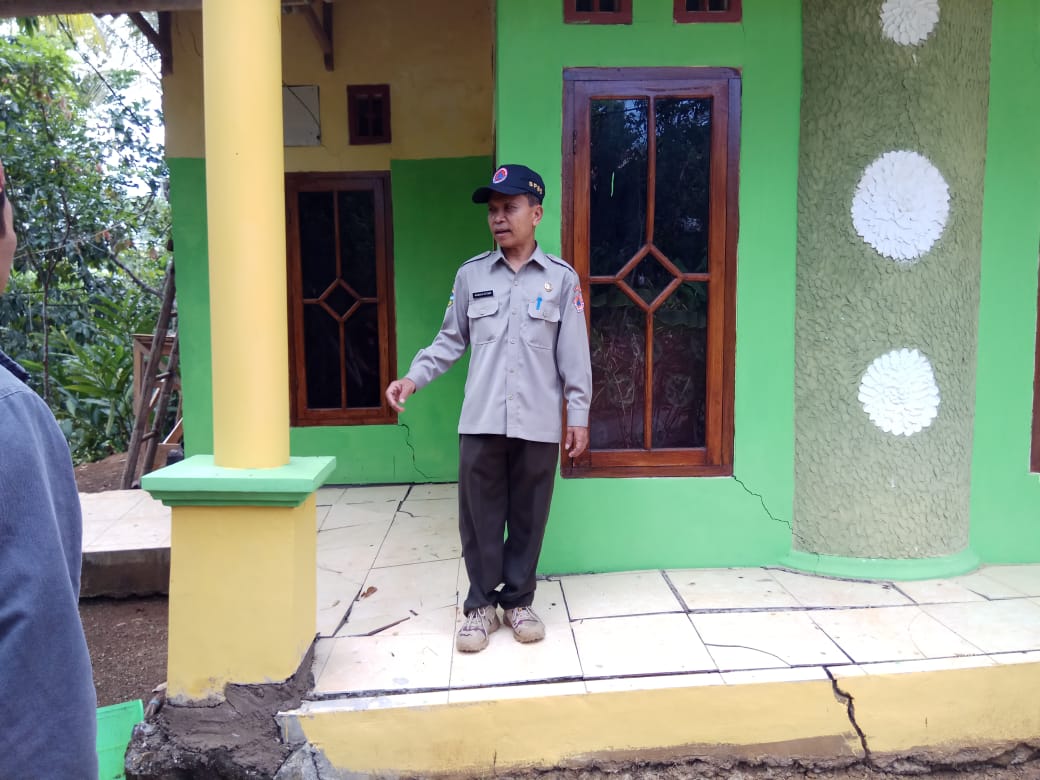 Kepala Pelaksana BPBD KabupatenTasikmalaya Wawan Ridwan Effendi meninjau lokasi pergerakan tanah, Senin (2/12/2019).