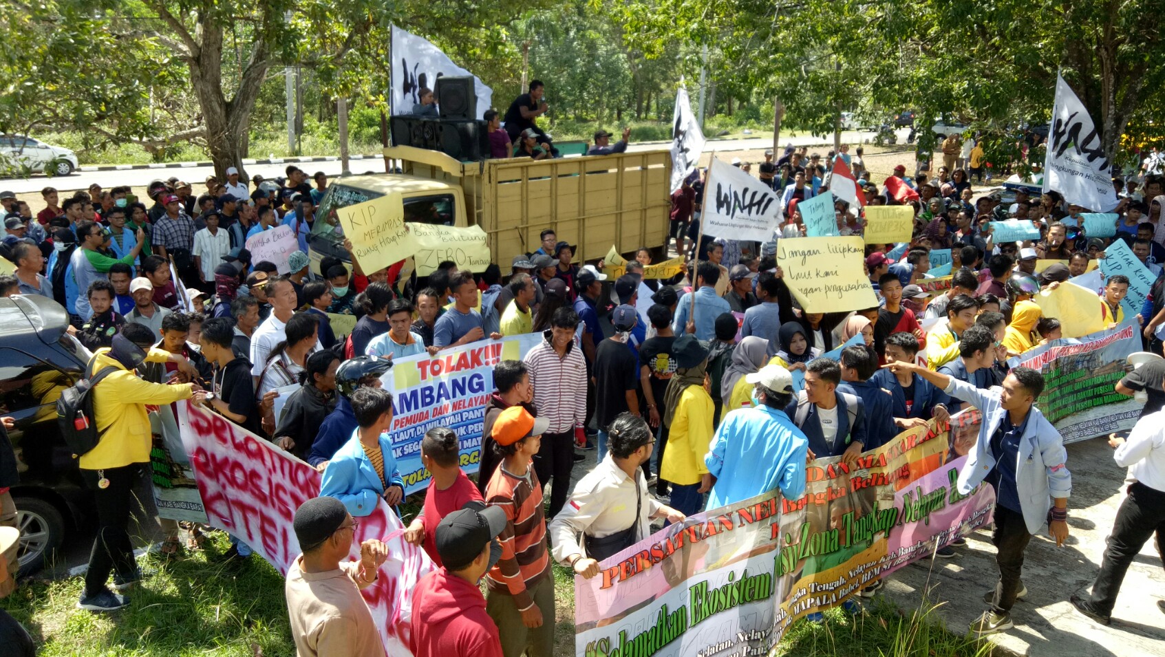 Nelayan didukung Walhi melakukan aksi demo di depan DPRD Bangka Belitung terkait aktivitas penambangan laut merusak terumbu karang. 