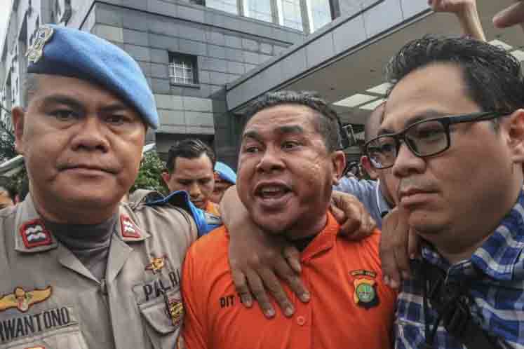 Terdug penyerang penyidik KPK Novel Baswedan dibawa petugas untuk dipindahkan ke Bareskrim Polri di Jakarta, Sabtu (28/12/2019).