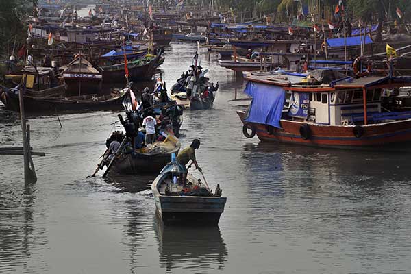 Sejumlah nelayan yang akan melaut di Dermaga Pelabuhan Perikanan Nusantara (PPN) Karangantu, Kasemen, Serang, Banten, Selasa (25/6/2019).