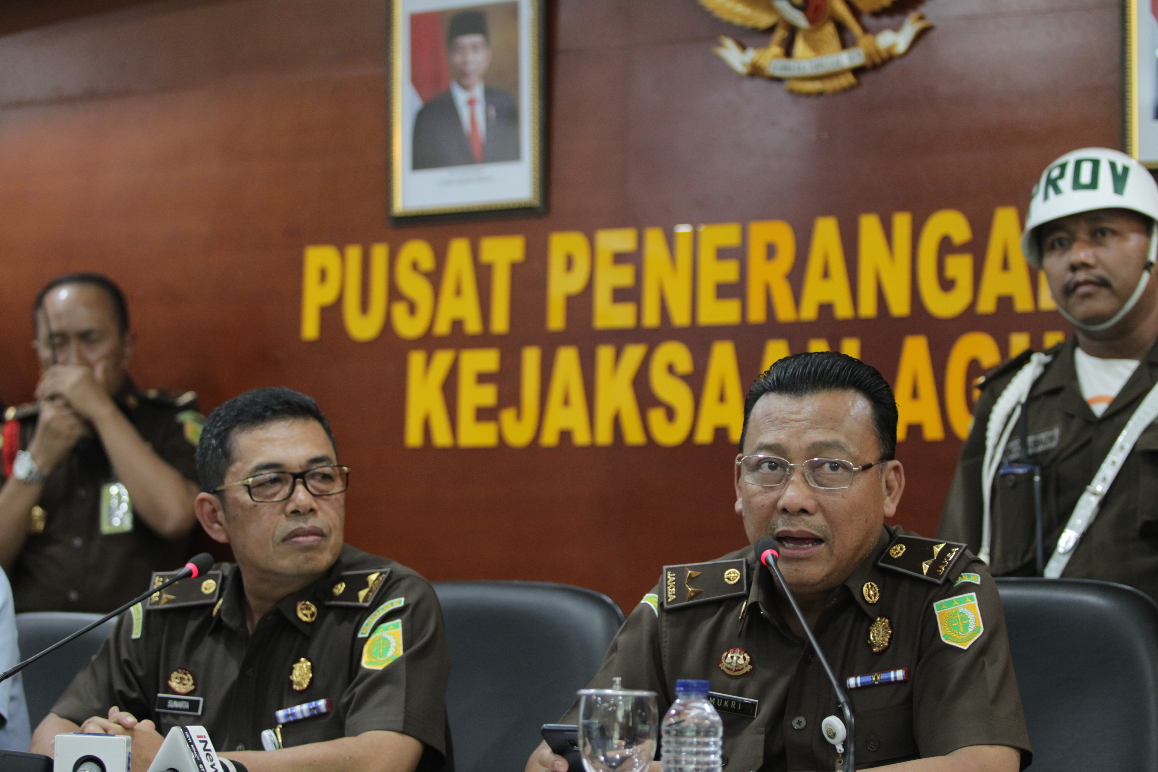 Kapuspenkum Kejagung Mukri (kanan) memberikan keterangan kepada awak media 