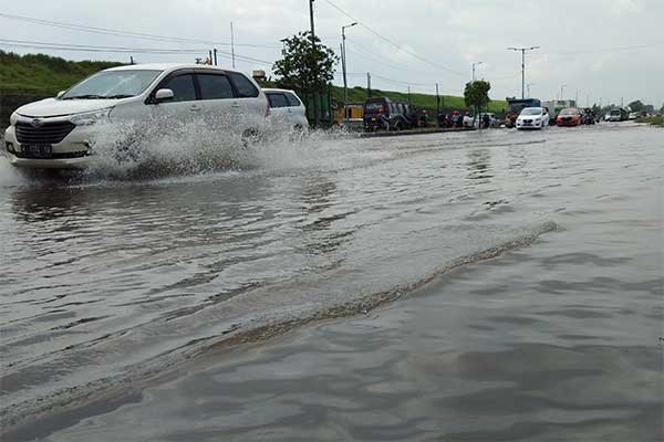 Jalan Raya Porong di Kabupaten Sidoarjo, sempat dibuka baik dari arah Sidoarjo ke Pasuruan dan Malang pada Senin pagi (21/1).