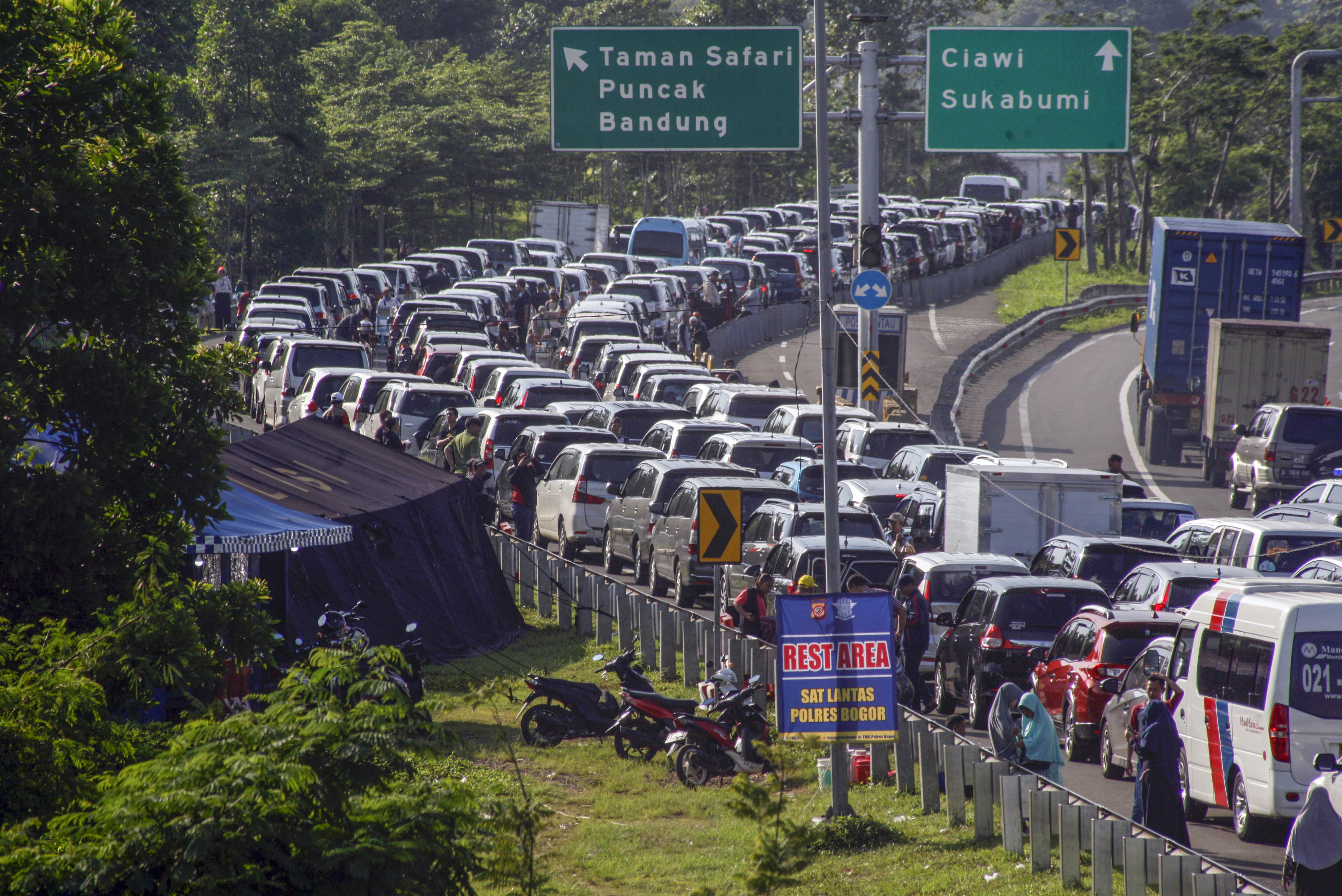 Sejumlah kendaraan terjebak kemacetan di jalan menuju Puncak di Bogor, Jawa Barat, Selasa (24/12/2019). 