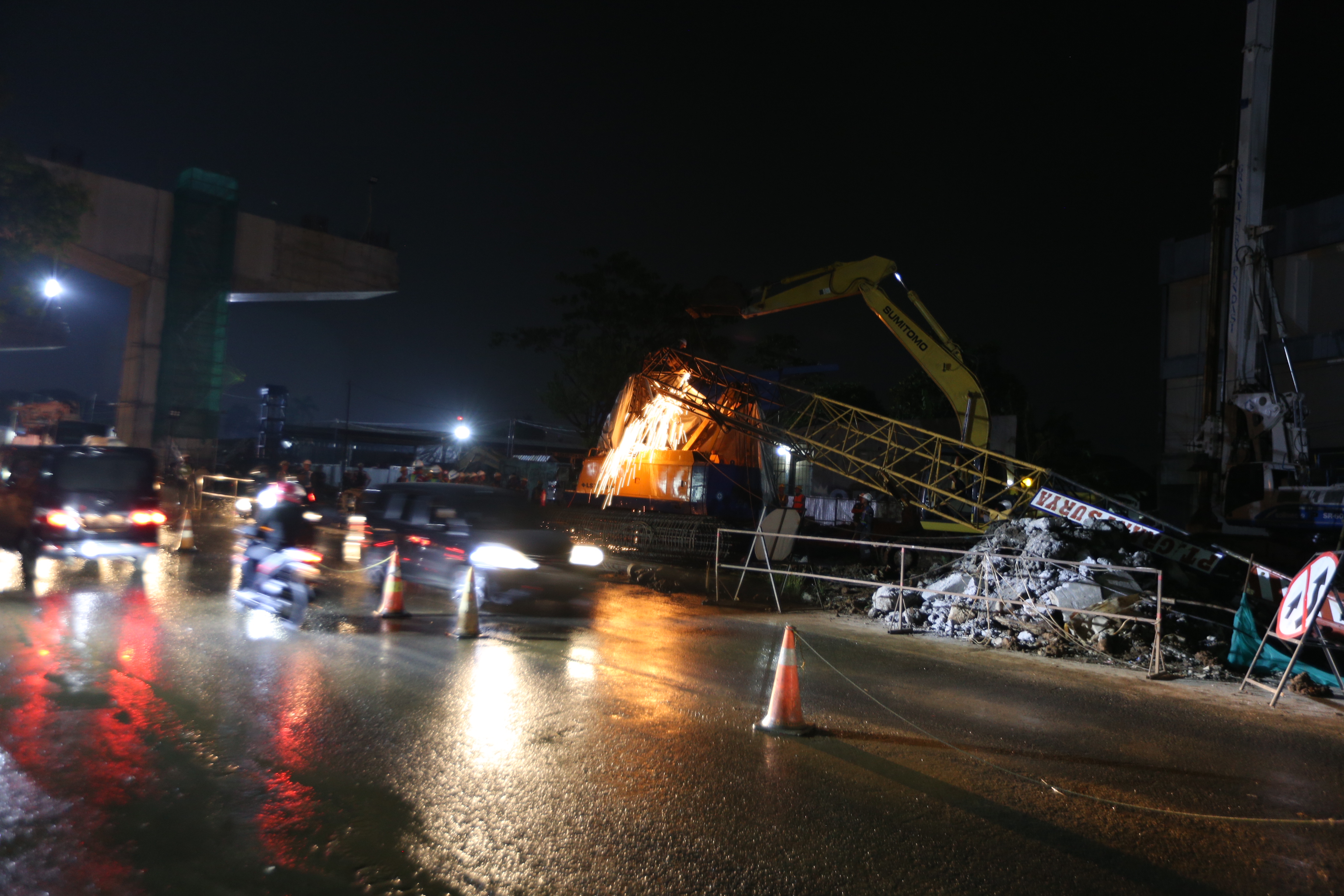 Alat berat crane mengalami patah pada lengannya di proyek pembangunan jalan Tol BORR,  Kota Bogor, Jawa Barat, Senin (2/12) malam.